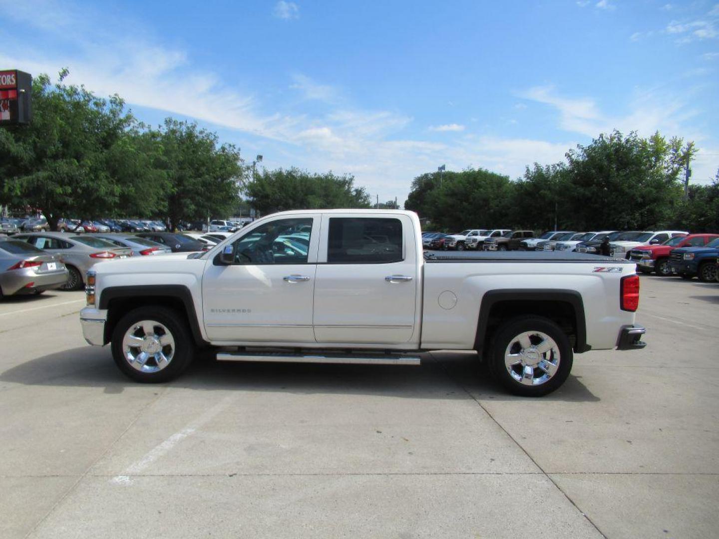 2014 WHITE CHEVROLET SILVERADO 1500 CREW CAB LTZ (3GCUKSEC0EG) with an 5.3L engine, Automatic transmission, located at 908 SE 14th Street, Des Moines, IA, 50317, (515) 281-0330, 41.580303, -93.597046 - Photo#7