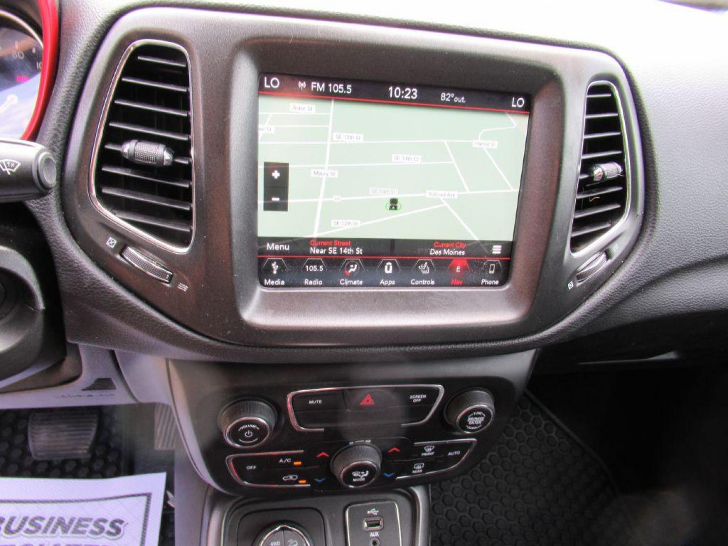 2018 WHITE JEEP COMPASS TRAILHAWK (3C4NJDDB4JT) with an 2.4L engine, Automatic transmission, located at 908 SE 14th Street, Des Moines, IA, 50317, (515) 281-0330, 41.580303, -93.597046 - Photo#20