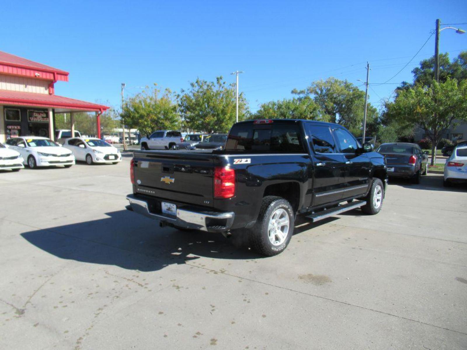 2015 BLACK CHEVROLET SILVERADO 1500 LTZ (3GCUKSEC1FG) with an 5.3L engine, Automatic transmission, located at 908 SE 14th Street, Des Moines, IA, 50317, (515) 281-0330, 41.580303, -93.597046 - Photo #4