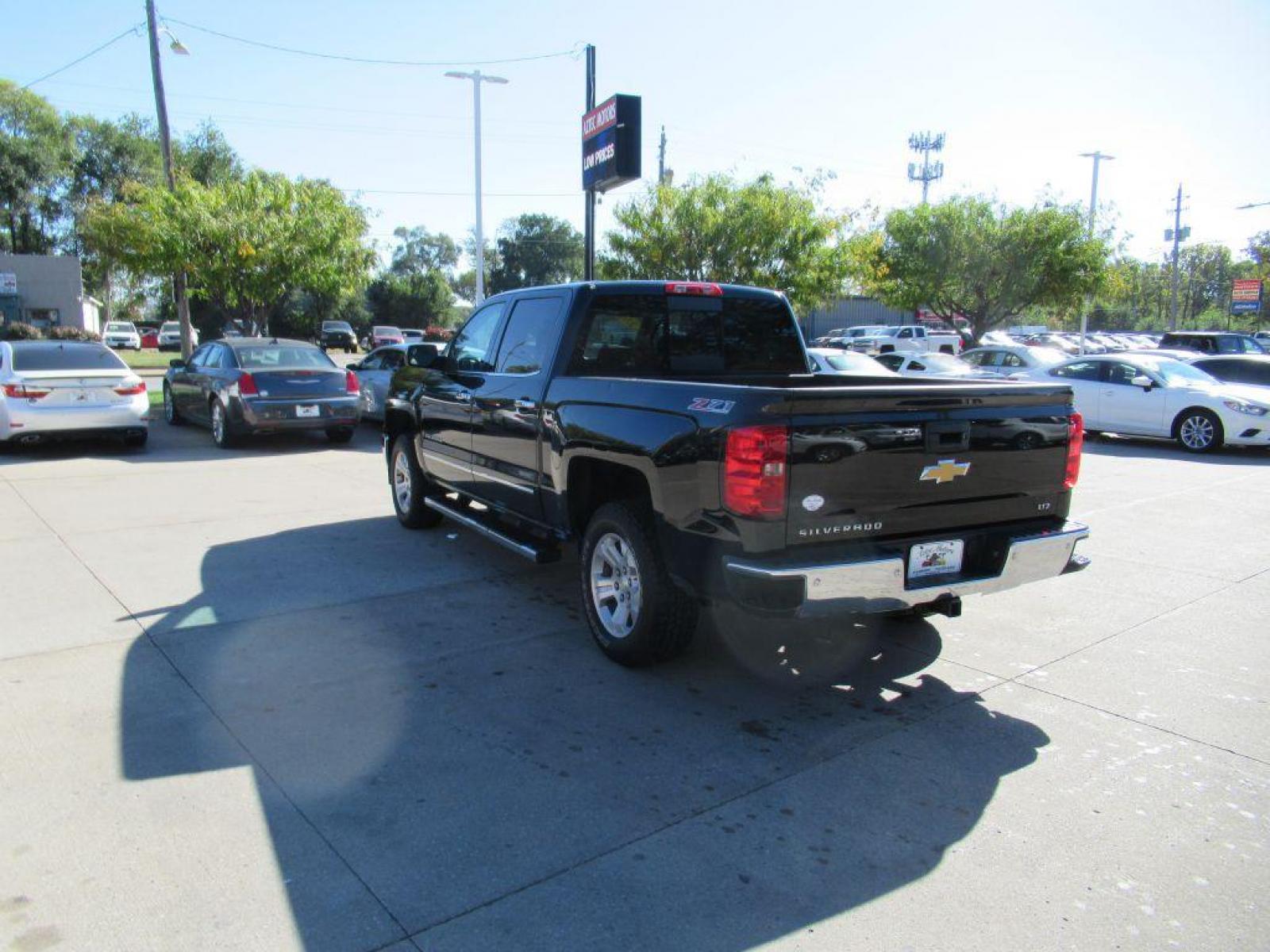 2015 BLACK CHEVROLET SILVERADO 1500 LTZ (3GCUKSEC1FG) with an 5.3L engine, Automatic transmission, located at 908 SE 14th Street, Des Moines, IA, 50317, (515) 281-0330, 41.580303, -93.597046 - Photo #6