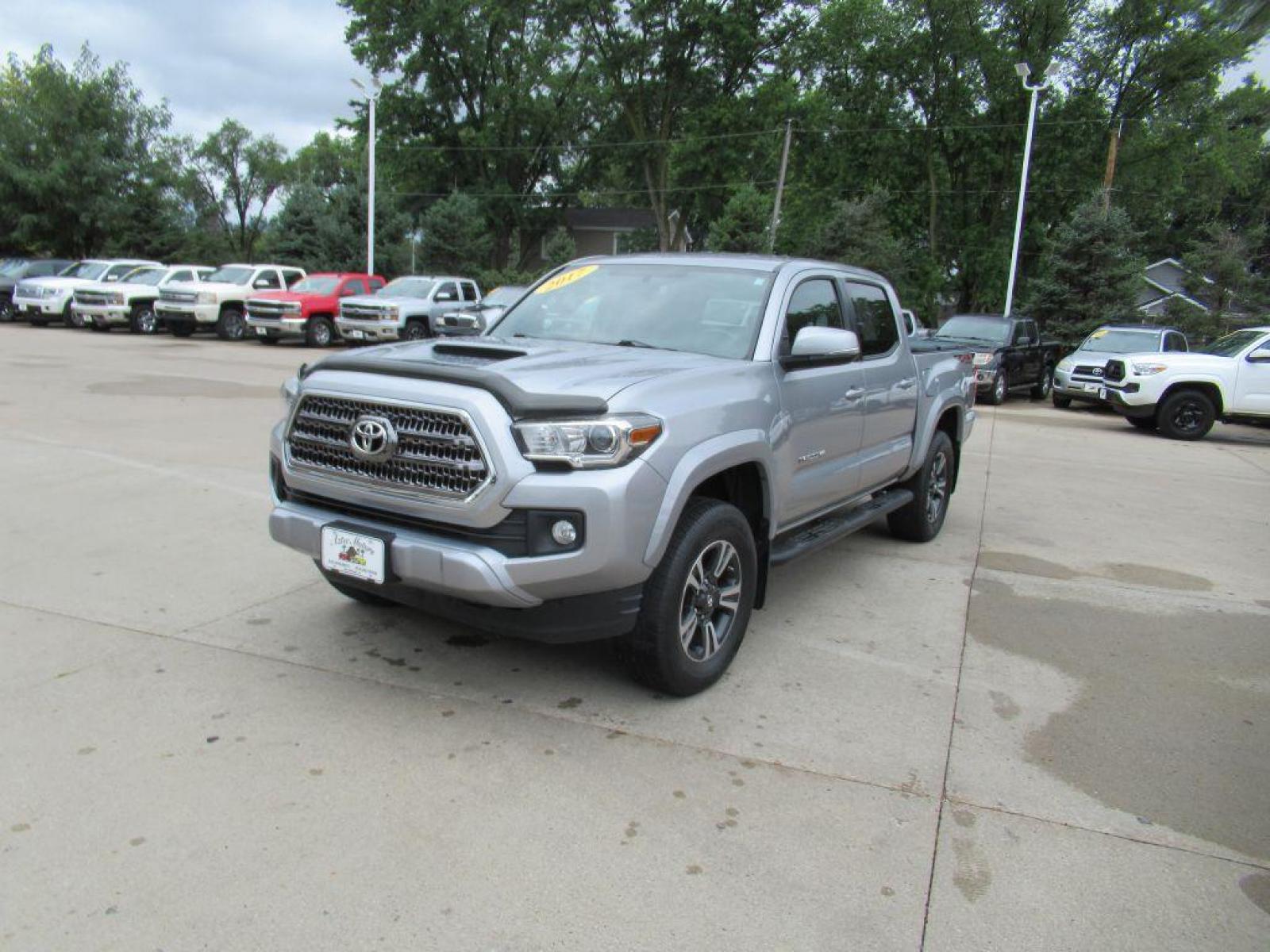 2017 SILVER TOYOTA TACOMA DOUBLE CAB (5TFCZ5AN6HX) with an 3.5L engine, 6-Speed Manual transmission, located at 908 SE 14th Street, Des Moines, IA, 50317, (515) 281-0330, 41.580303, -93.597046 - Photo #0