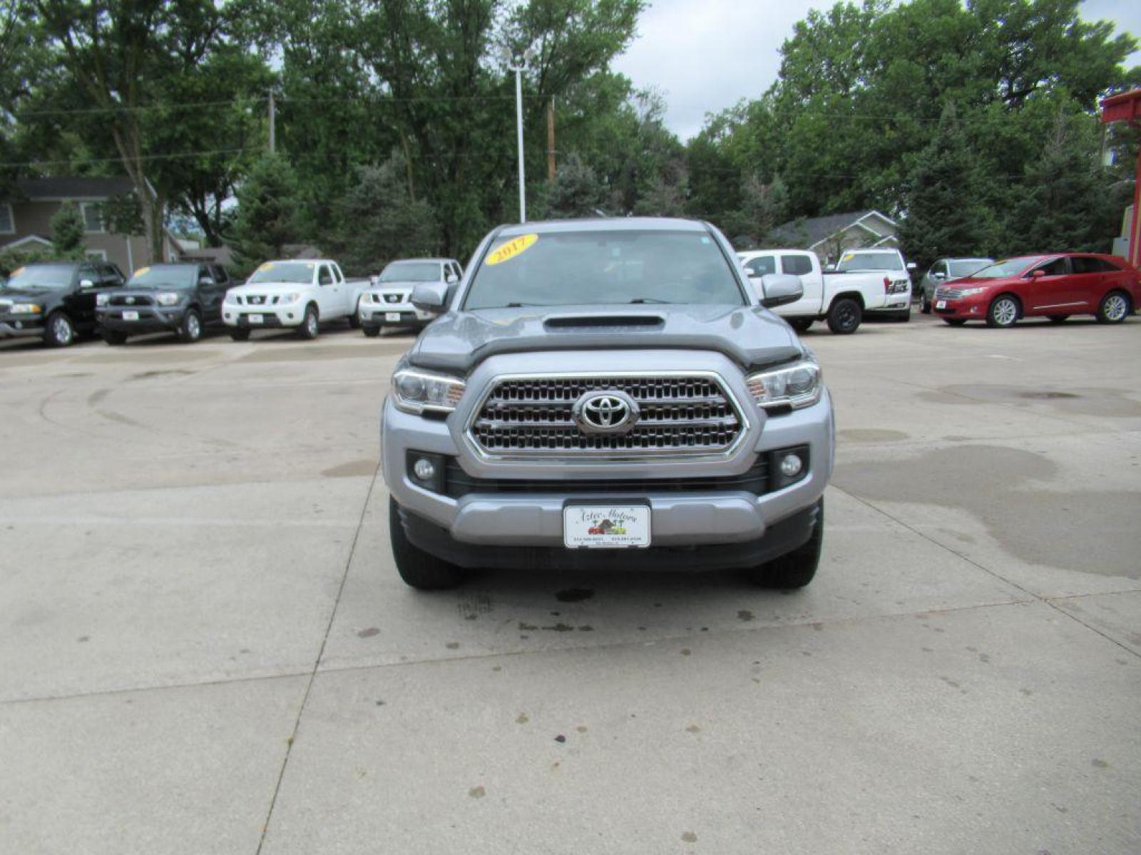 2017 SILVER TOYOTA TACOMA DOUBLE CAB (5TFCZ5AN6HX) with an 3.5L engine, 6-Speed Manual transmission, located at 908 SE 14th Street, Des Moines, IA, 50317, (515) 281-0330, 41.580303, -93.597046 - Photo #1