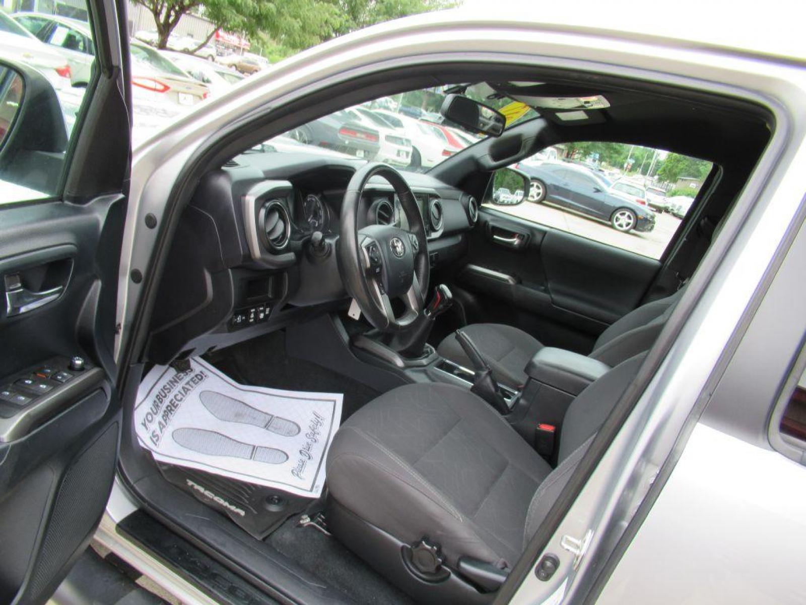 2017 SILVER TOYOTA TACOMA DOUBLE CAB (5TFCZ5AN6HX) with an 3.5L engine, 6-Speed Manual transmission, located at 908 SE 14th Street, Des Moines, IA, 50317, (515) 281-0330, 41.580303, -93.597046 - Photo #26