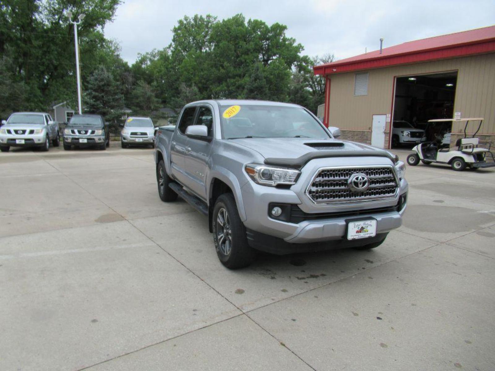 2017 SILVER TOYOTA TACOMA DOUBLE CAB (5TFCZ5AN6HX) with an 3.5L engine, 6-Speed Manual transmission, located at 908 SE 14th Street, Des Moines, IA, 50317, (515) 281-0330, 41.580303, -93.597046 - Photo #2