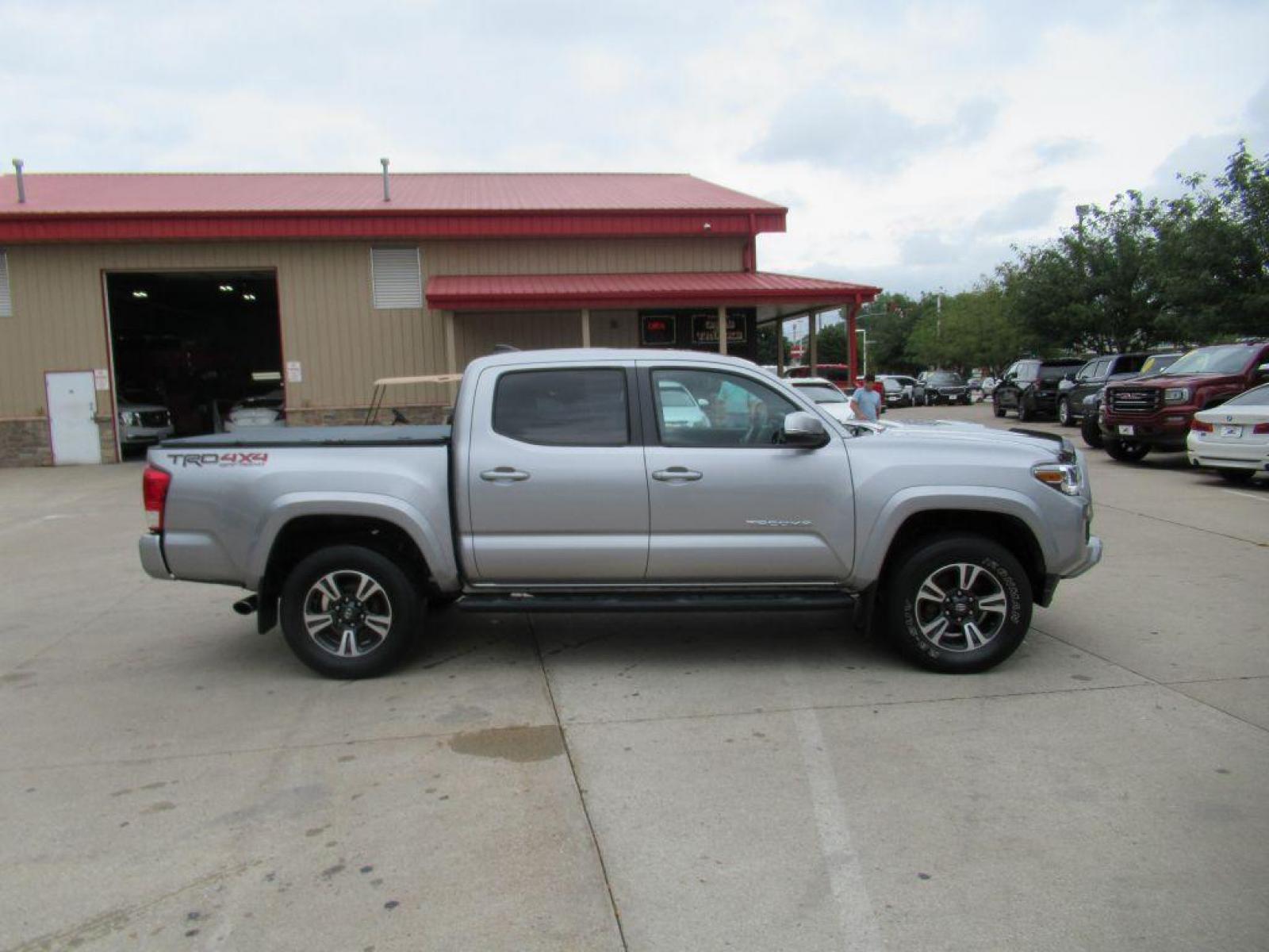 2017 SILVER TOYOTA TACOMA DOUBLE CAB (5TFCZ5AN6HX) with an 3.5L engine, 6-Speed Manual transmission, located at 908 SE 14th Street, Des Moines, IA, 50317, (515) 281-0330, 41.580303, -93.597046 - Photo #3