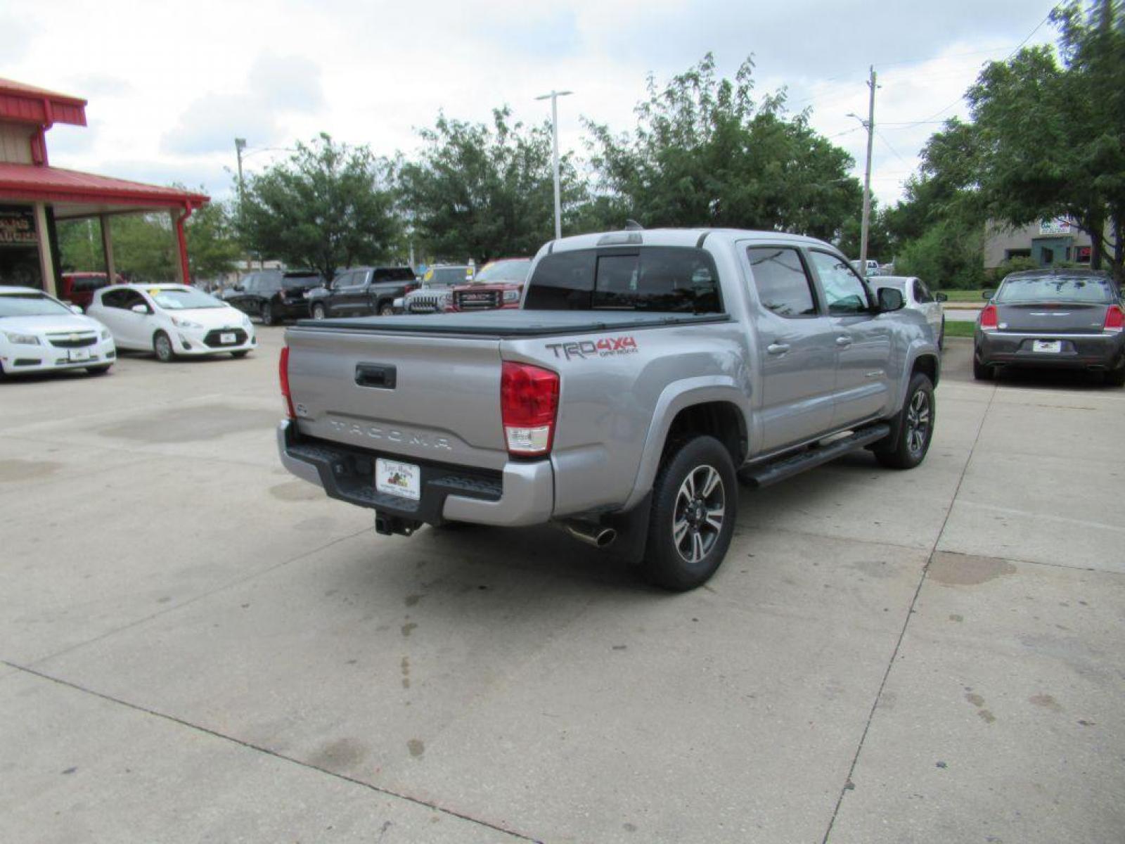 2017 SILVER TOYOTA TACOMA DOUBLE CAB (5TFCZ5AN6HX) with an 3.5L engine, 6-Speed Manual transmission, located at 908 SE 14th Street, Des Moines, IA, 50317, (515) 281-0330, 41.580303, -93.597046 - Photo #4