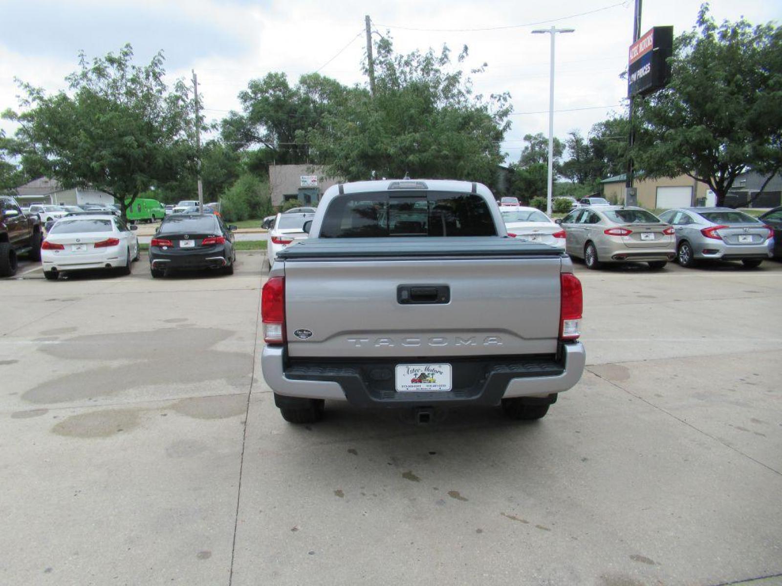 2017 SILVER TOYOTA TACOMA DOUBLE CAB (5TFCZ5AN6HX) with an 3.5L engine, 6-Speed Manual transmission, located at 908 SE 14th Street, Des Moines, IA, 50317, (515) 281-0330, 41.580303, -93.597046 - Photo #5