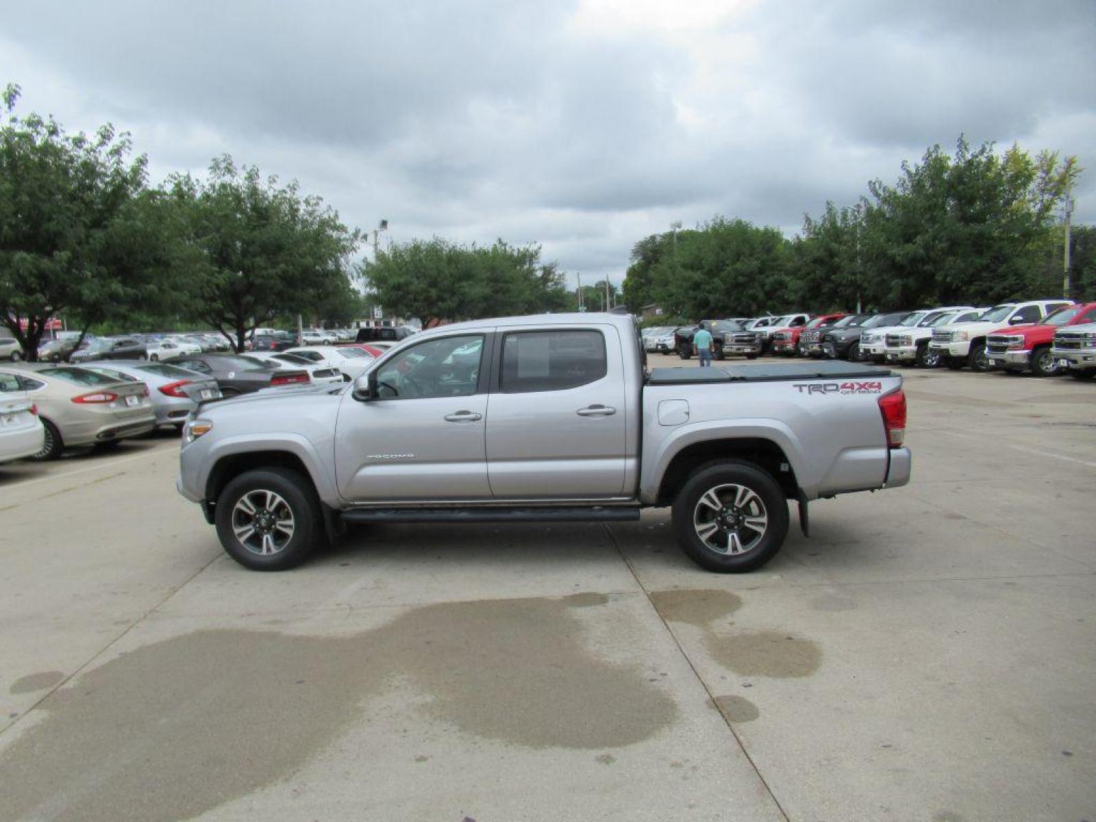 2017 SILVER TOYOTA TACOMA DOUBLE CAB (5TFCZ5AN6HX) with an 3.5L engine, 6-Speed Manual transmission, located at 908 SE 14th Street, Des Moines, IA, 50317, (515) 281-0330, 41.580303, -93.597046 - Photo #7