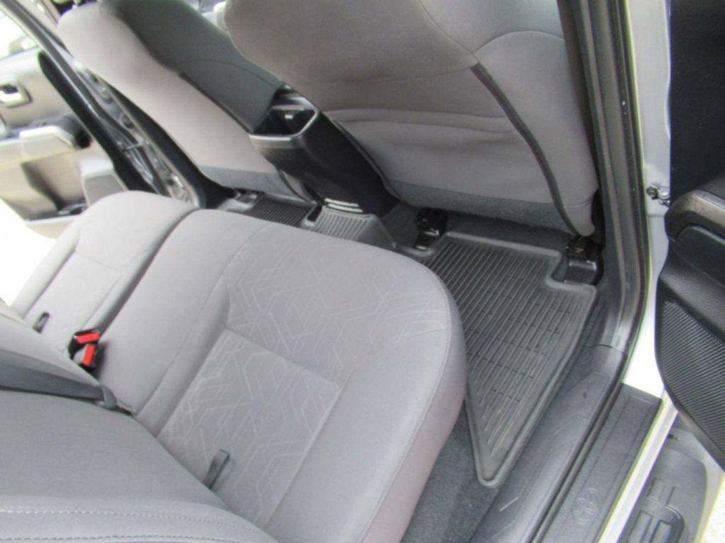 2017 SILVER TOYOTA TACOMA DOUBLE CAB (5TFCZ5AN6HX) with an 3.5L engine, 6-Speed Manual transmission, located at 908 SE 14th Street, Des Moines, IA, 50317, (515) 281-0330, 41.580303, -93.597046 - Photo#14