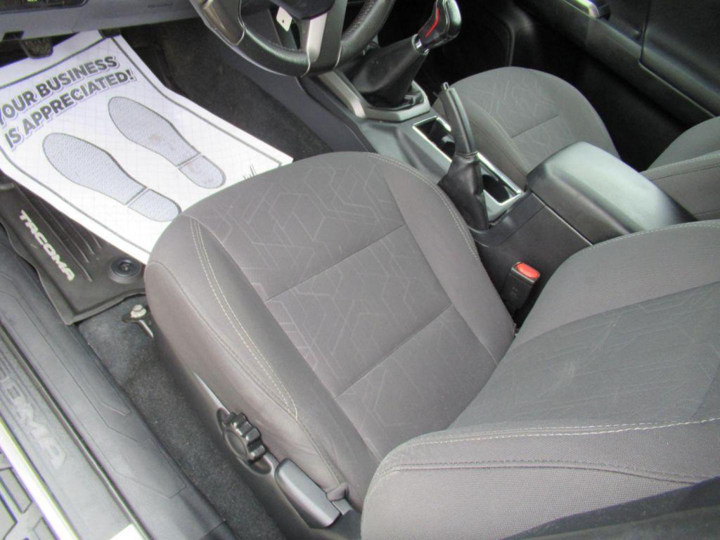 2017 SILVER TOYOTA TACOMA DOUBLE CAB (5TFCZ5AN6HX) with an 3.5L engine, 6-Speed Manual transmission, located at 908 SE 14th Street, Des Moines, IA, 50317, (515) 281-0330, 41.580303, -93.597046 - Photo#16