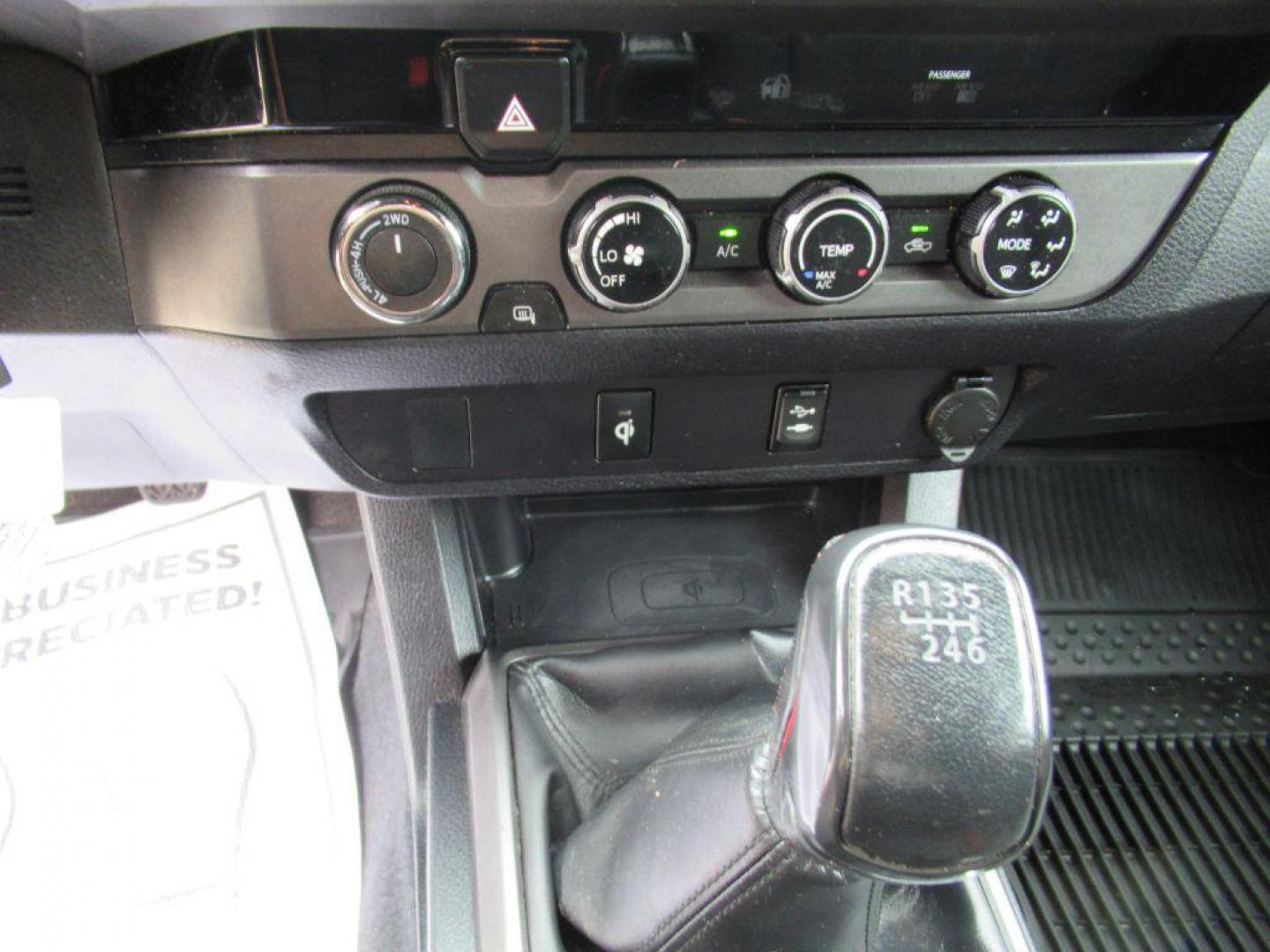 2017 SILVER TOYOTA TACOMA DOUBLE CAB (5TFCZ5AN6HX) with an 3.5L engine, 6-Speed Manual transmission, located at 908 SE 14th Street, Des Moines, IA, 50317, (515) 281-0330, 41.580303, -93.597046 - Photo#20