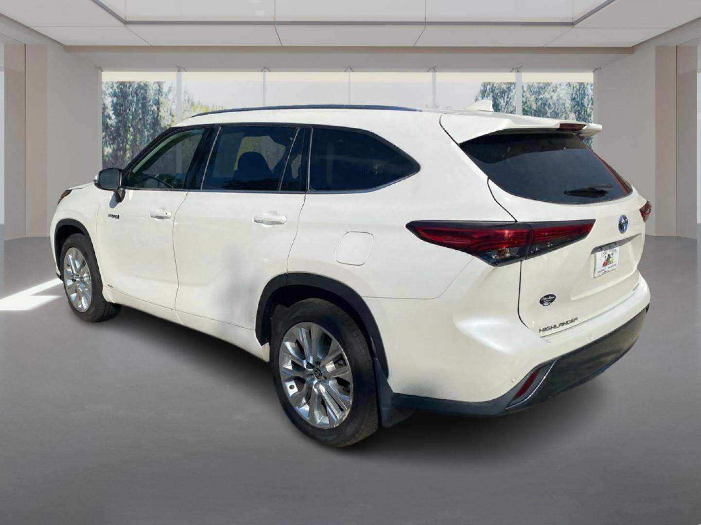 2020 WHITE TOYOTA HIGHLANDER HYBRID LIMITED (5TDDBRCH0LS) with an 2.5L engine, Continuously Variable transmission, located at 908 SE 14th Street, Des Moines, IA, 50317, (515) 281-0330, 41.580303, -93.597046- Photo#4