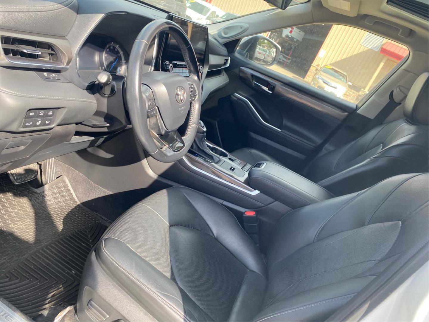 2020 WHITE TOYOTA HIGHLANDER HYBRID LIMITED (5TDDBRCH0LS) with an 2.5L engine, Continuously Variable transmission, located at 908 SE 14th Street, Des Moines, IA, 50317, (515) 281-0330, 41.580303, -93.597046- Photo#8