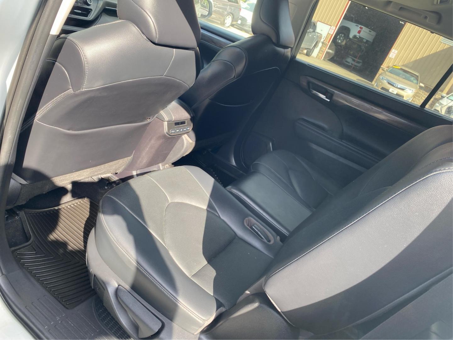 2020 WHITE TOYOTA HIGHLANDER HYBRID LIMITED (5TDDBRCH0LS) with an 2.5L engine, Continuously Variable transmission, located at 908 SE 14th Street, Des Moines, IA, 50317, (515) 281-0330, 41.580303, -93.597046- Photo#9