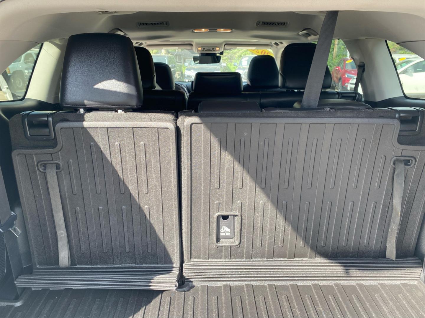 2020 WHITE TOYOTA HIGHLANDER HYBRID LIMITED (5TDDBRCH0LS) with an 2.5L engine, Continuously Variable transmission, located at 908 SE 14th Street, Des Moines, IA, 50317, (515) 281-0330, 41.580303, -93.597046- Photo#12