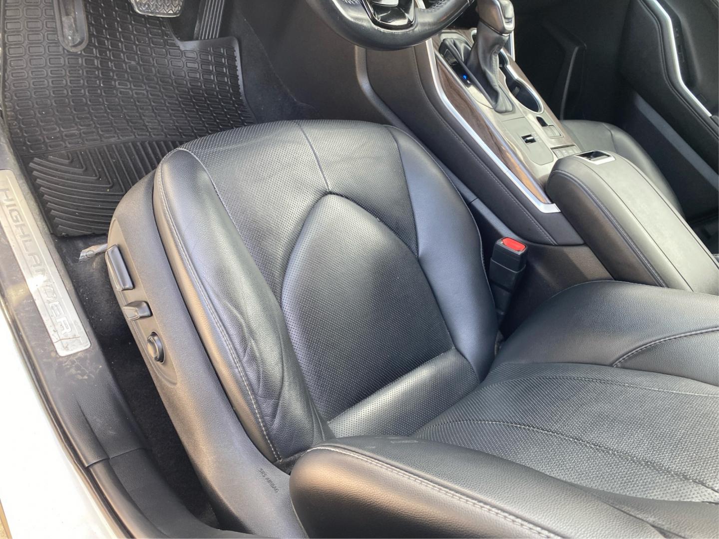 2020 WHITE TOYOTA HIGHLANDER HYBRID LIMITED (5TDDBRCH0LS) with an 2.5L engine, Continuously Variable transmission, located at 908 SE 14th Street, Des Moines, IA, 50317, (515) 281-0330, 41.580303, -93.597046- Photo#18