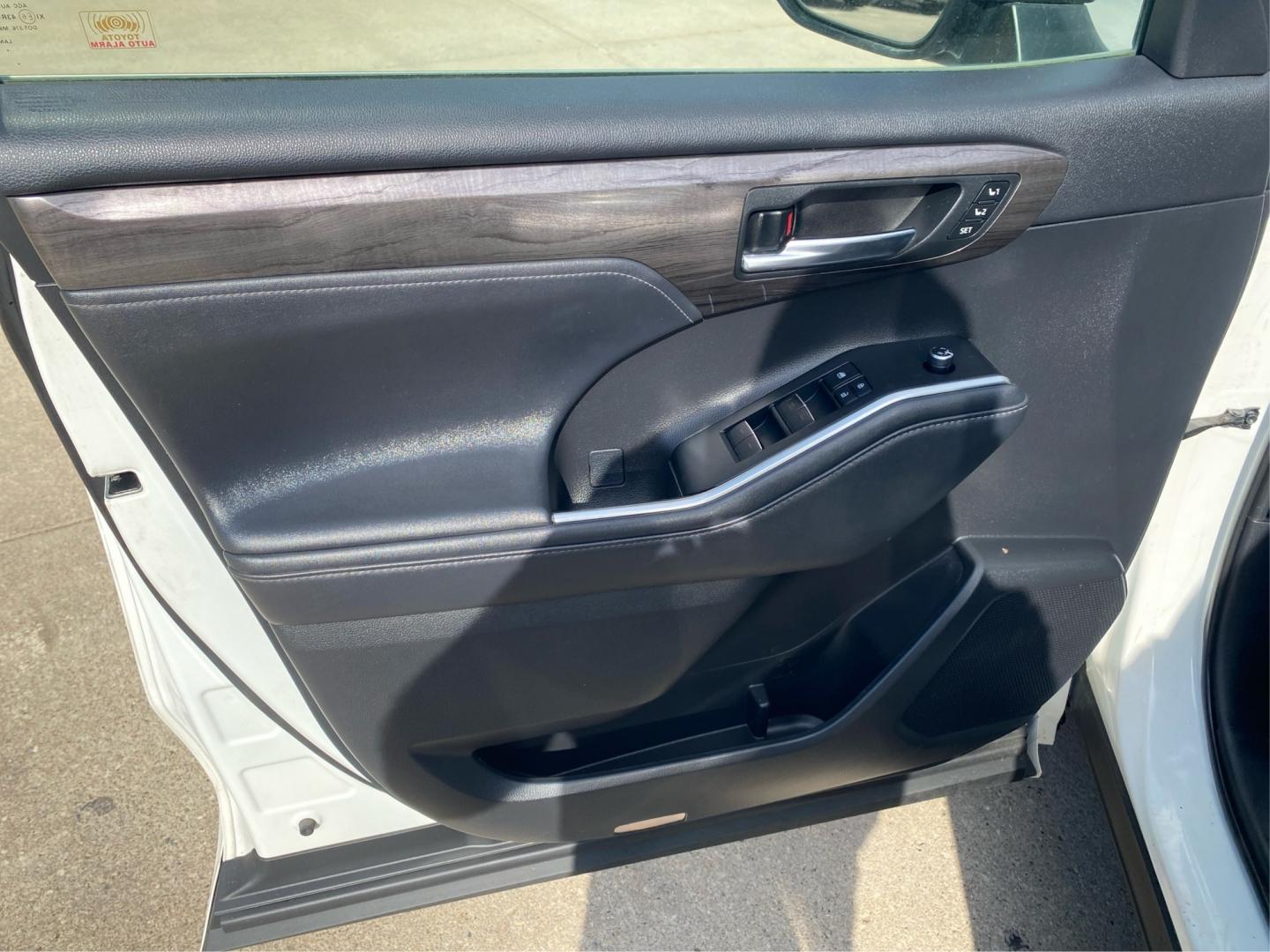2020 WHITE TOYOTA HIGHLANDER HYBRID LIMITED (5TDDBRCH0LS) with an 2.5L engine, Continuously Variable transmission, located at 908 SE 14th Street, Des Moines, IA, 50317, (515) 281-0330, 41.580303, -93.597046- Photo#19