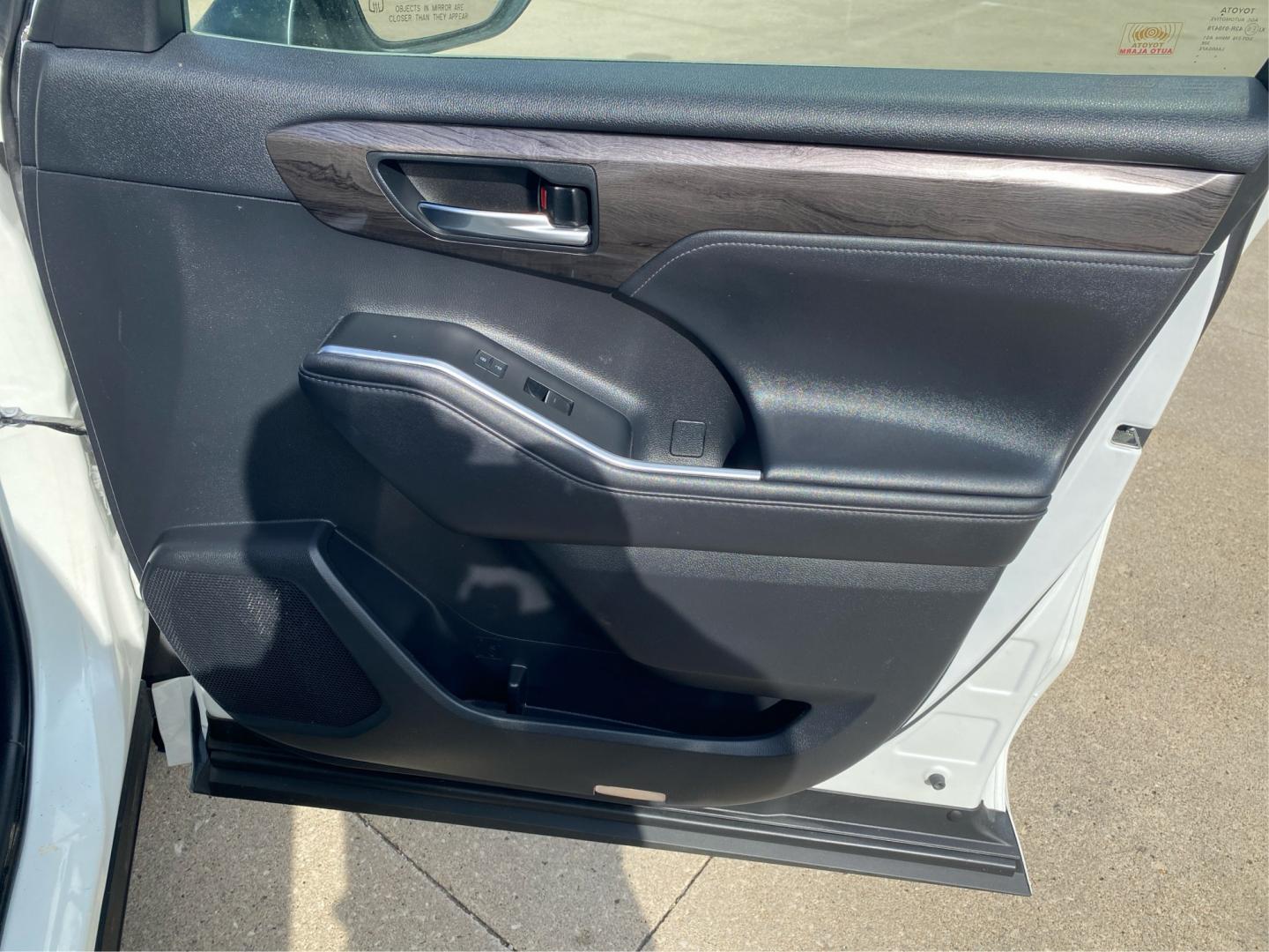2020 WHITE TOYOTA HIGHLANDER HYBRID LIMITED (5TDDBRCH0LS) with an 2.5L engine, Continuously Variable transmission, located at 908 SE 14th Street, Des Moines, IA, 50317, (515) 281-0330, 41.580303, -93.597046- Photo#20