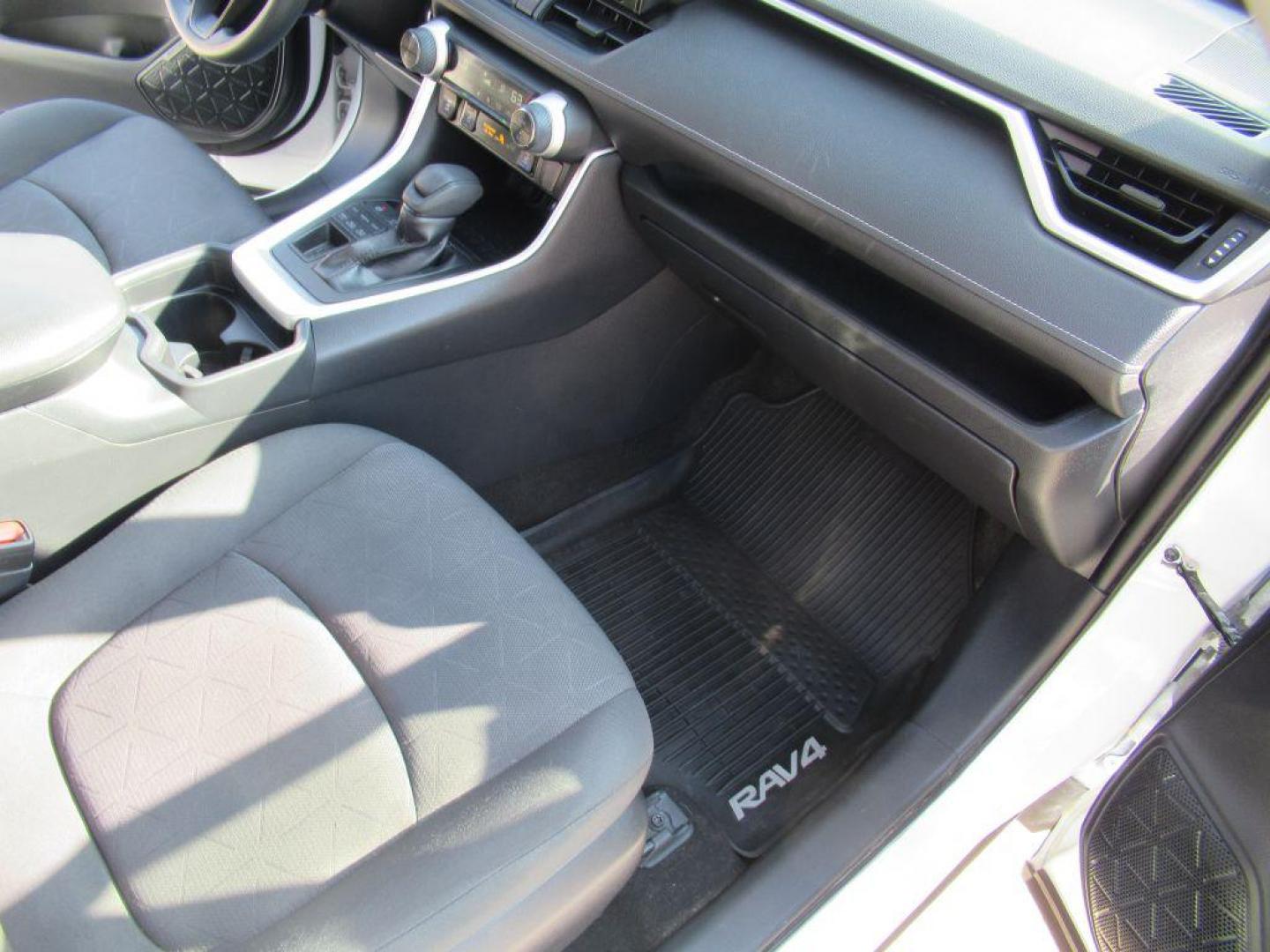 2019 WHITE TOYOTA RAV4 XLE (JTMP1RFV4KD) with an 2.5L engine, Automatic transmission, located at 908 SE 14th Street, Des Moines, IA, 50317, (515) 281-0330, 41.580303, -93.597046 - Photo#13