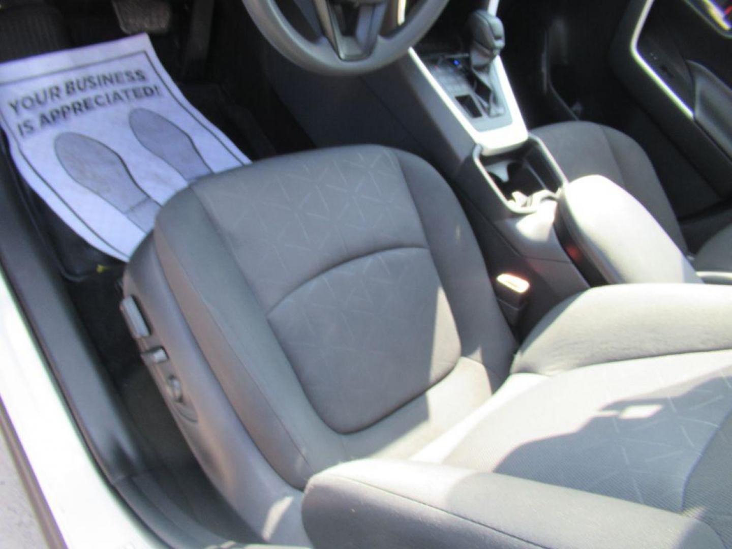 2019 WHITE TOYOTA RAV4 XLE (JTMP1RFV4KD) with an 2.5L engine, Automatic transmission, located at 908 SE 14th Street, Des Moines, IA, 50317, (515) 281-0330, 41.580303, -93.597046 - Photo#16