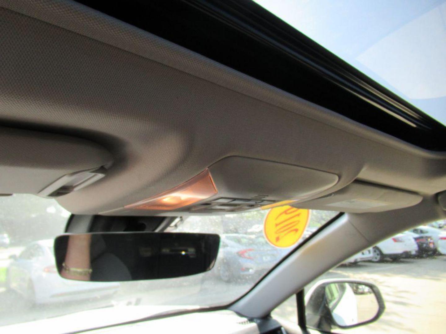 2019 WHITE TOYOTA RAV4 XLE (JTMP1RFV4KD) with an 2.5L engine, Automatic transmission, located at 908 SE 14th Street, Des Moines, IA, 50317, (515) 281-0330, 41.580303, -93.597046 - Photo#22