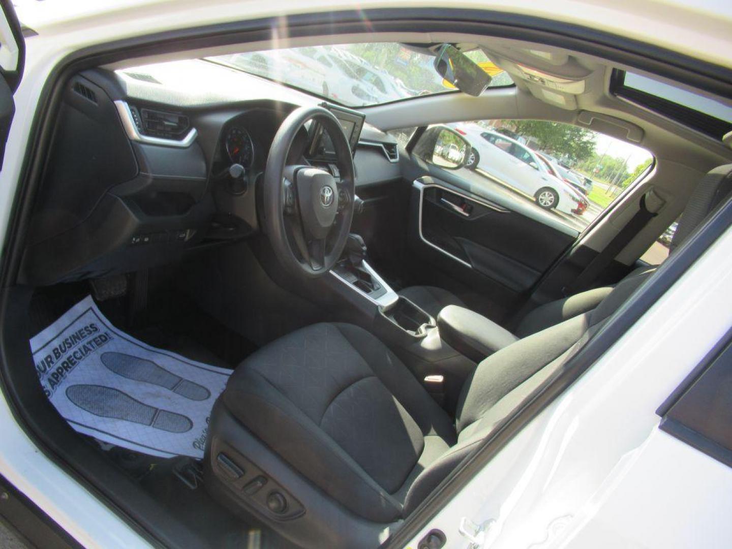 2019 WHITE TOYOTA RAV4 XLE (JTMP1RFV4KD) with an 2.5L engine, Automatic transmission, located at 908 SE 14th Street, Des Moines, IA, 50317, (515) 281-0330, 41.580303, -93.597046 - Photo#24