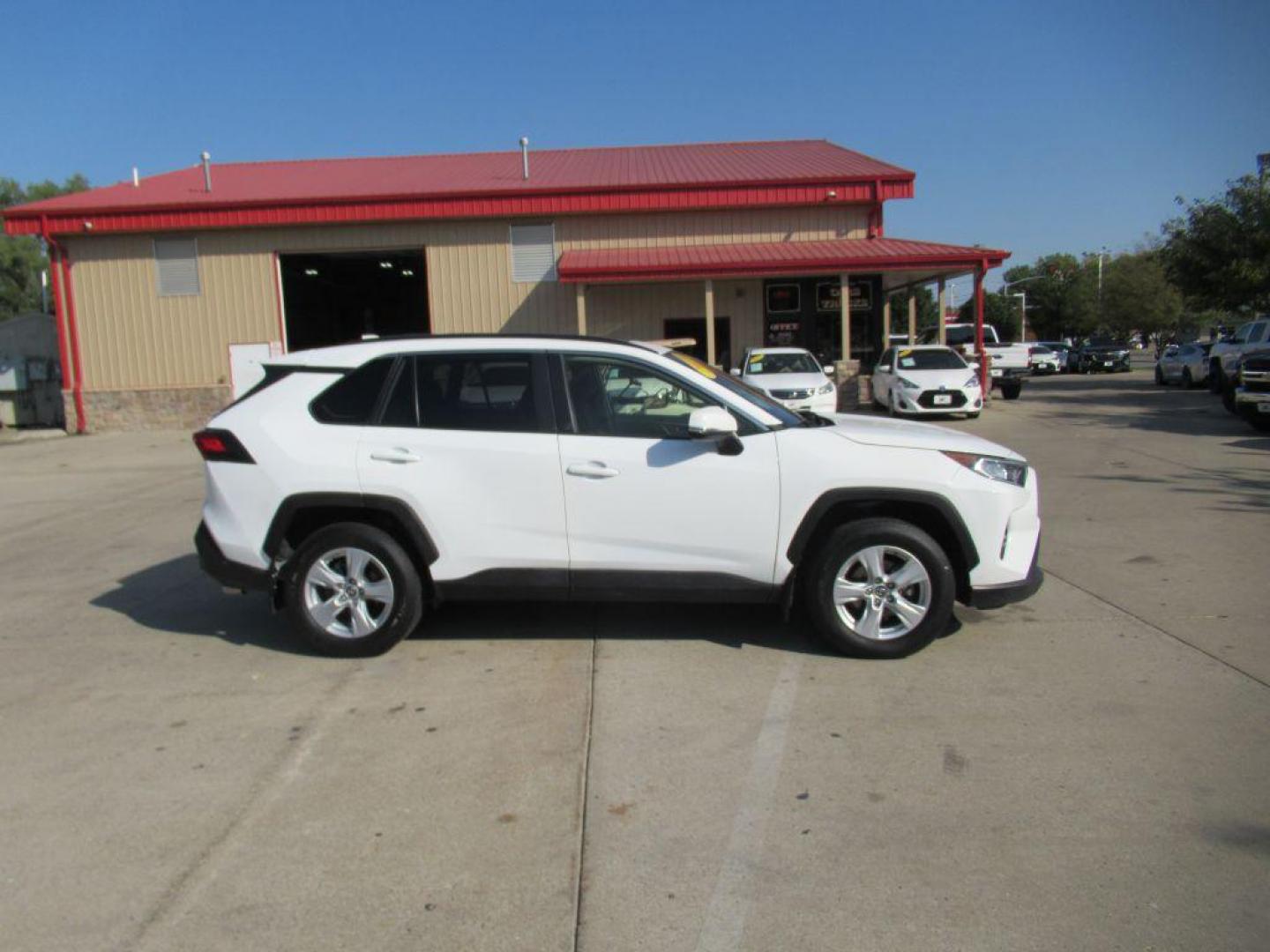 2019 WHITE TOYOTA RAV4 XLE (JTMP1RFV4KD) with an 2.5L engine, Automatic transmission, located at 908 SE 14th Street, Des Moines, IA, 50317, (515) 281-0330, 41.580303, -93.597046 - Photo#3