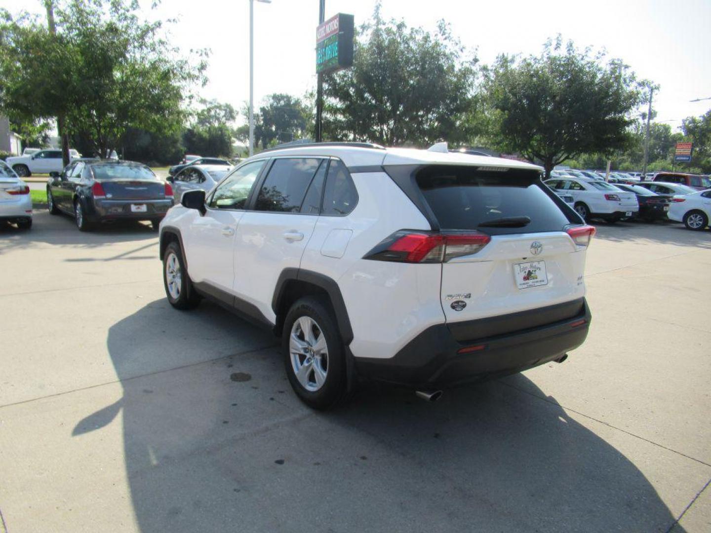 2019 WHITE TOYOTA RAV4 XLE (JTMP1RFV4KD) with an 2.5L engine, Automatic transmission, located at 908 SE 14th Street, Des Moines, IA, 50317, (515) 281-0330, 41.580303, -93.597046 - Photo#6