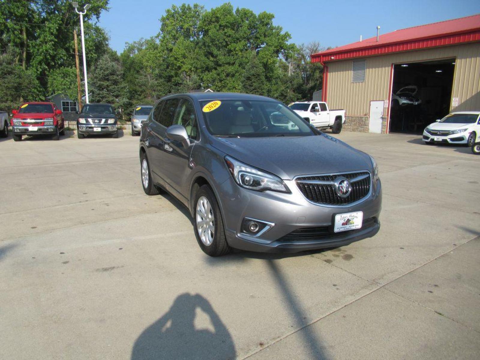 2020 GRAY BUICK ENVISION PREFERRED (LRBFX1SA1LD) with an 2.5L engine, Automatic transmission, located at 908 SE 14th Street, Des Moines, IA, 50317, (515) 281-0330, 41.580303, -93.597046 - Photo #2