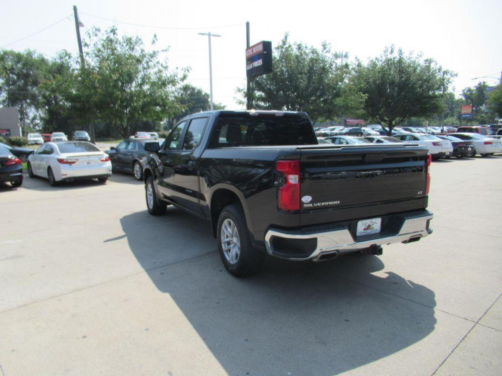 2019 BLACK CHEVROLET SILVERADO 1500 LT (1GCUYDED8KZ) with an 5.3L engine, Automatic transmission, located at 908 SE 14th Street, Des Moines, IA, 50317, (515) 281-0330, 41.580303, -93.597046 - Photo #6