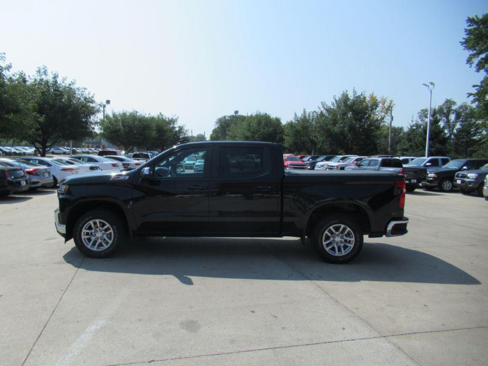 2019 BLACK CHEVROLET SILVERADO 1500 LT (1GCUYDED8KZ) with an 5.3L engine, Automatic transmission, located at 908 SE 14th Street, Des Moines, IA, 50317, (515) 281-0330, 41.580303, -93.597046 - Photo #7
