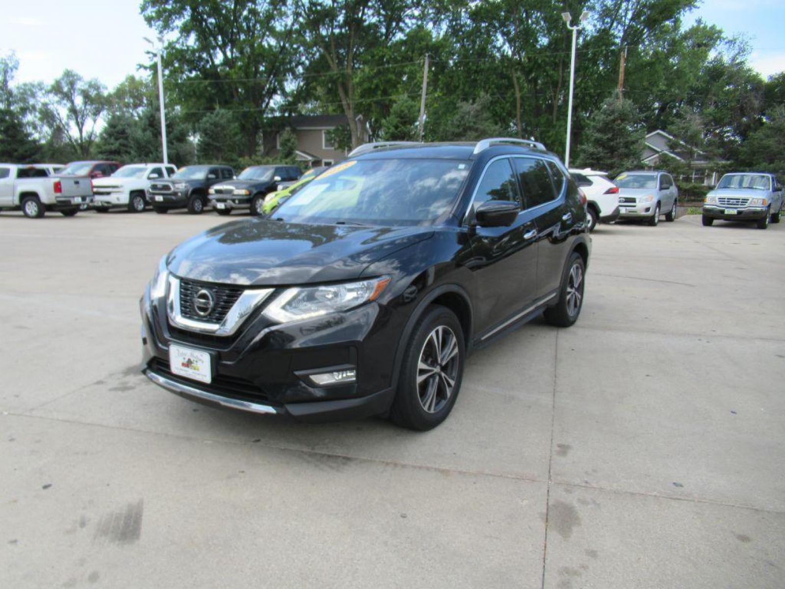 2018 BLACK NISSAN ROGUE SL (JN8AT2MV7JW) with an 2.5L engine, Continuously Variable transmission, located at 908 SE 14th Street, Des Moines, IA, 50317, (515) 281-0330, 41.580303, -93.597046 - Photo #0