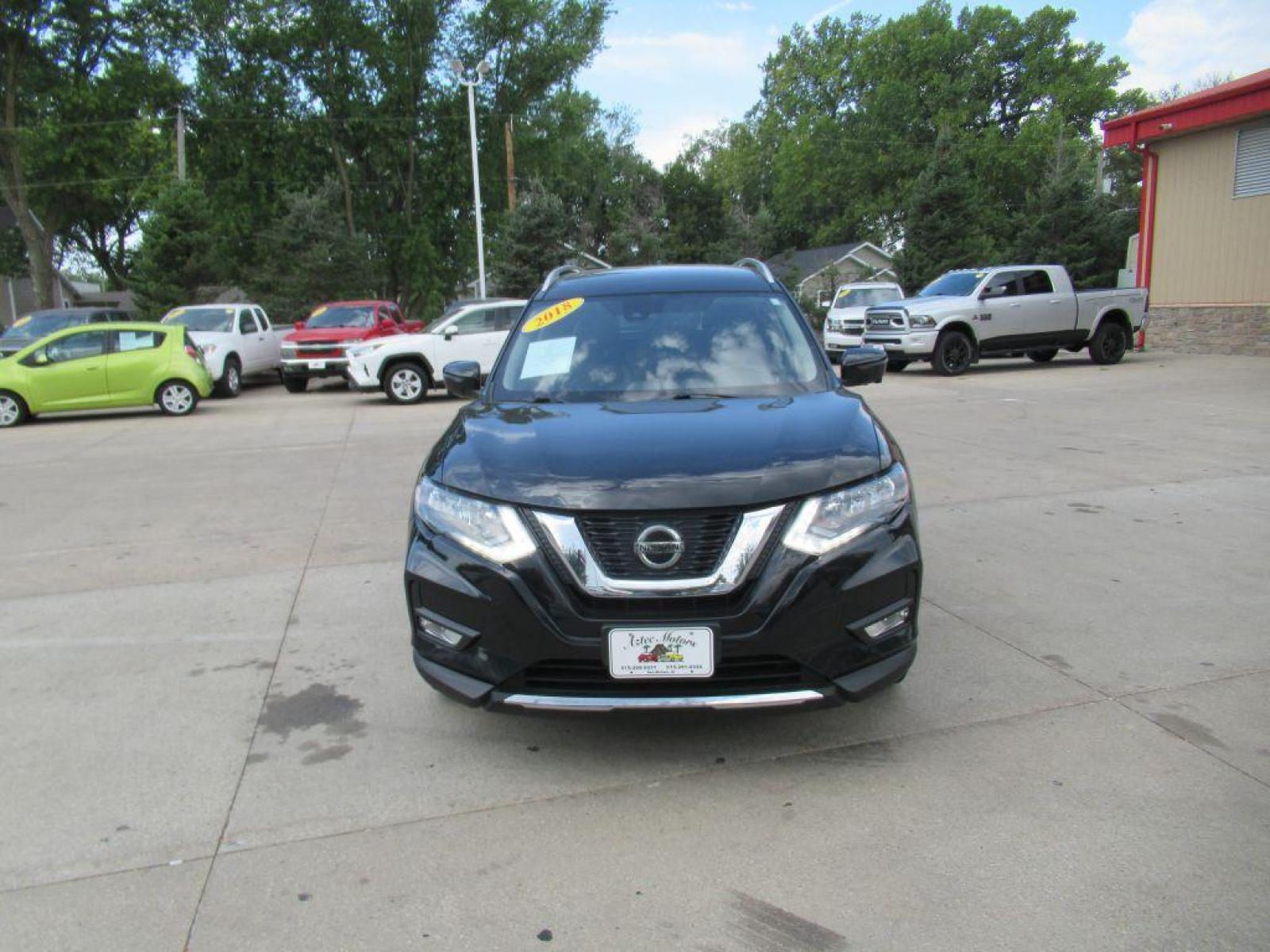 2018 BLACK NISSAN ROGUE SL (JN8AT2MV7JW) with an 2.5L engine, Continuously Variable transmission, located at 908 SE 14th Street, Des Moines, IA, 50317, (515) 281-0330, 41.580303, -93.597046 - Photo #1
