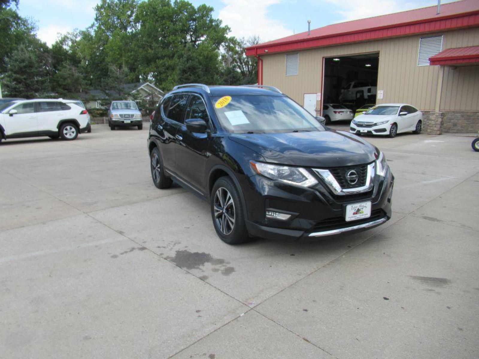 2018 BLACK NISSAN ROGUE SL (JN8AT2MV7JW) with an 2.5L engine, Continuously Variable transmission, located at 908 SE 14th Street, Des Moines, IA, 50317, (515) 281-0330, 41.580303, -93.597046 - Photo #2