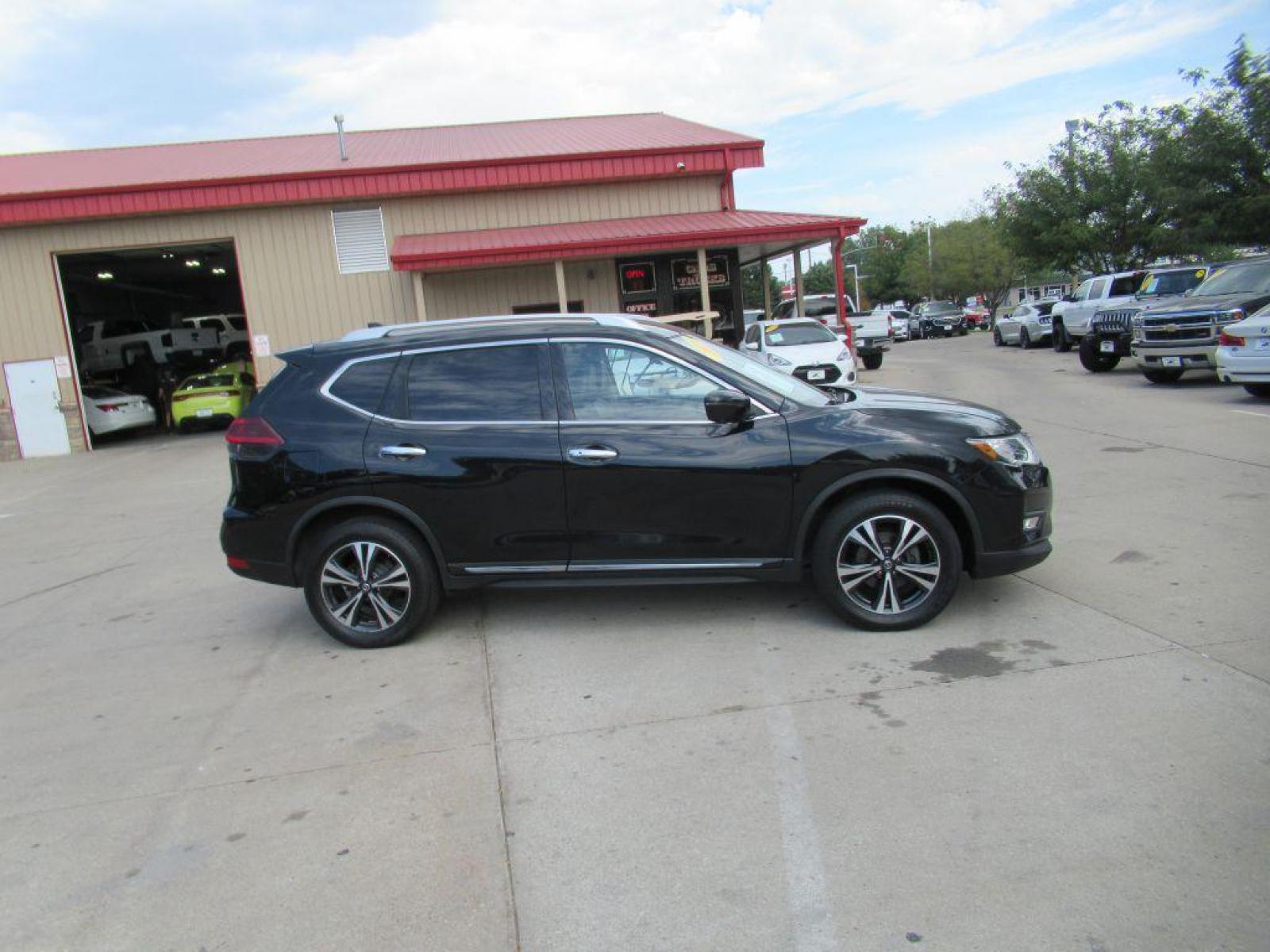 2018 BLACK NISSAN ROGUE SL (JN8AT2MV7JW) with an 2.5L engine, Continuously Variable transmission, located at 908 SE 14th Street, Des Moines, IA, 50317, (515) 281-0330, 41.580303, -93.597046 - Photo #3