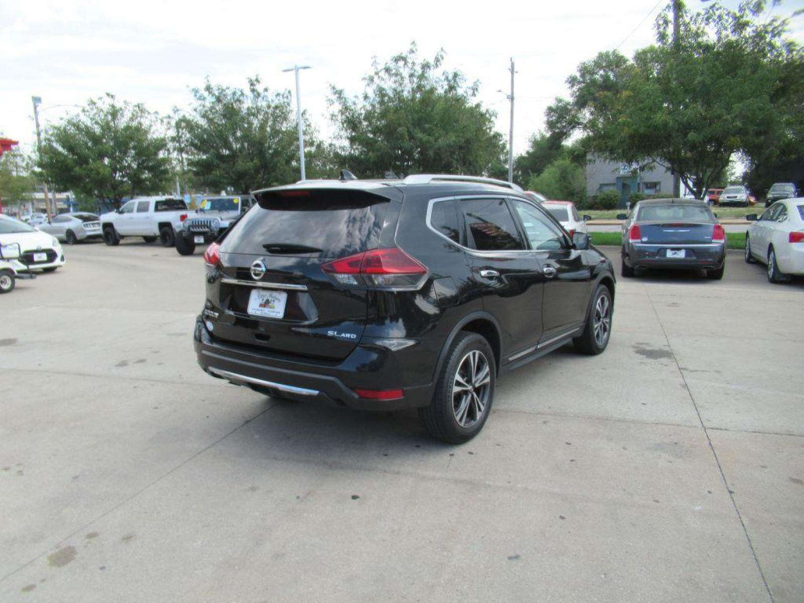 2018 BLACK NISSAN ROGUE SL (JN8AT2MV7JW) with an 2.5L engine, Continuously Variable transmission, located at 908 SE 14th Street, Des Moines, IA, 50317, (515) 281-0330, 41.580303, -93.597046 - Photo #4