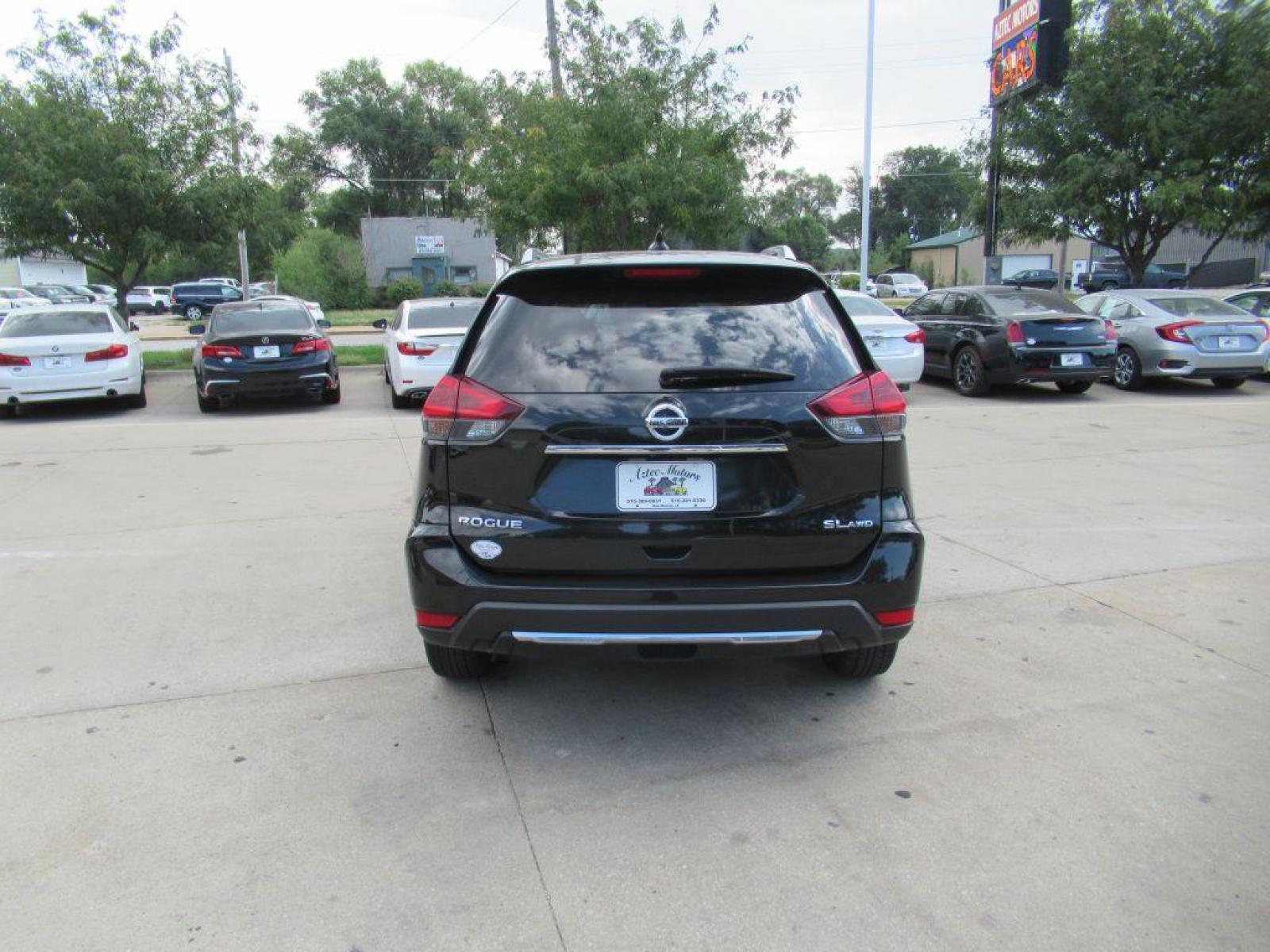 2018 BLACK NISSAN ROGUE SL (JN8AT2MV7JW) with an 2.5L engine, Continuously Variable transmission, located at 908 SE 14th Street, Des Moines, IA, 50317, (515) 281-0330, 41.580303, -93.597046 - Photo #5