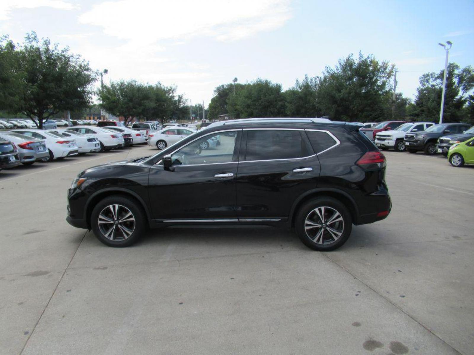 2018 BLACK NISSAN ROGUE SL (JN8AT2MV7JW) with an 2.5L engine, Continuously Variable transmission, located at 908 SE 14th Street, Des Moines, IA, 50317, (515) 281-0330, 41.580303, -93.597046 - Photo #7