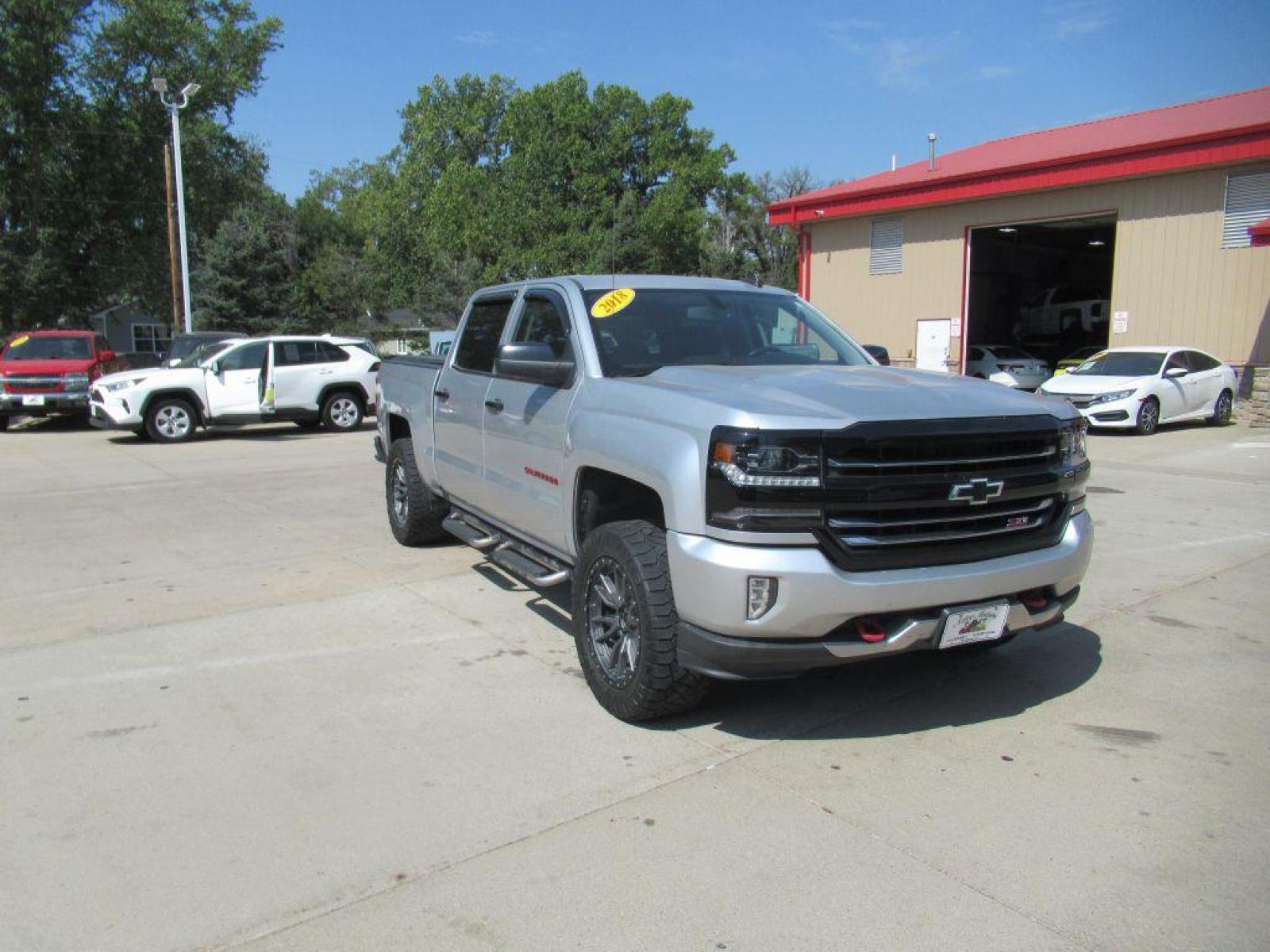 2018 SILVER CHEVROLET SILVERADO 1500 LTZ (3GCUKSEC9JG) with an 5.3L engine, Automatic transmission, located at 908 SE 14th Street, Des Moines, IA, 50317, (515) 281-0330, 41.580303, -93.597046 - Photo #2