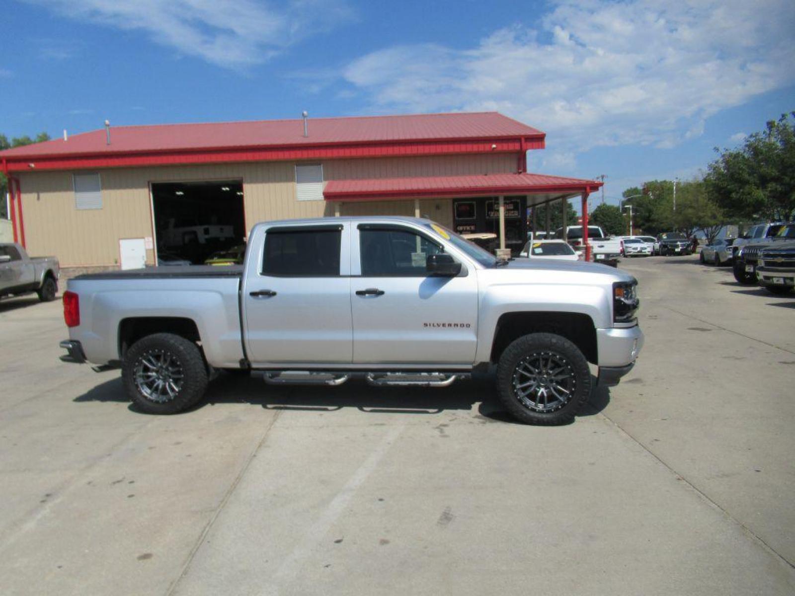 2018 SILVER CHEVROLET SILVERADO 1500 LTZ (3GCUKSEC9JG) with an 5.3L engine, Automatic transmission, located at 908 SE 14th Street, Des Moines, IA, 50317, (515) 281-0330, 41.580303, -93.597046 - Photo #3