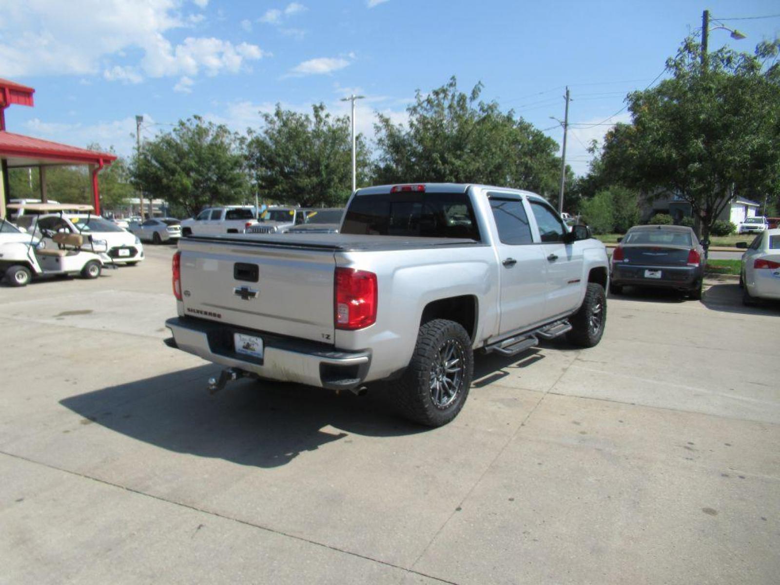 2018 SILVER CHEVROLET SILVERADO 1500 LTZ (3GCUKSEC9JG) with an 5.3L engine, Automatic transmission, located at 908 SE 14th Street, Des Moines, IA, 50317, (515) 281-0330, 41.580303, -93.597046 - Photo #4