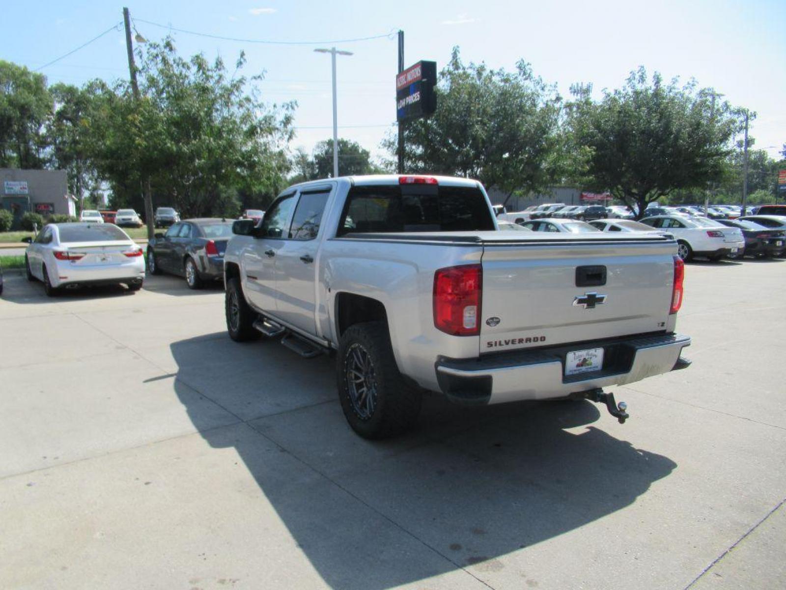 2018 SILVER CHEVROLET SILVERADO 1500 LTZ (3GCUKSEC9JG) with an 5.3L engine, Automatic transmission, located at 908 SE 14th Street, Des Moines, IA, 50317, (515) 281-0330, 41.580303, -93.597046 - Photo #6