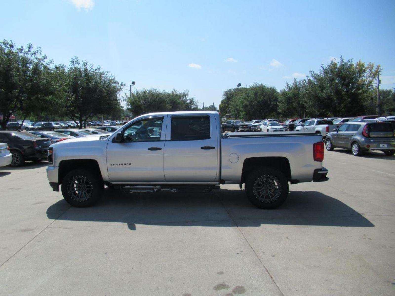 2018 SILVER CHEVROLET SILVERADO 1500 LTZ (3GCUKSEC9JG) with an 5.3L engine, Automatic transmission, located at 908 SE 14th Street, Des Moines, IA, 50317, (515) 281-0330, 41.580303, -93.597046 - Photo #7