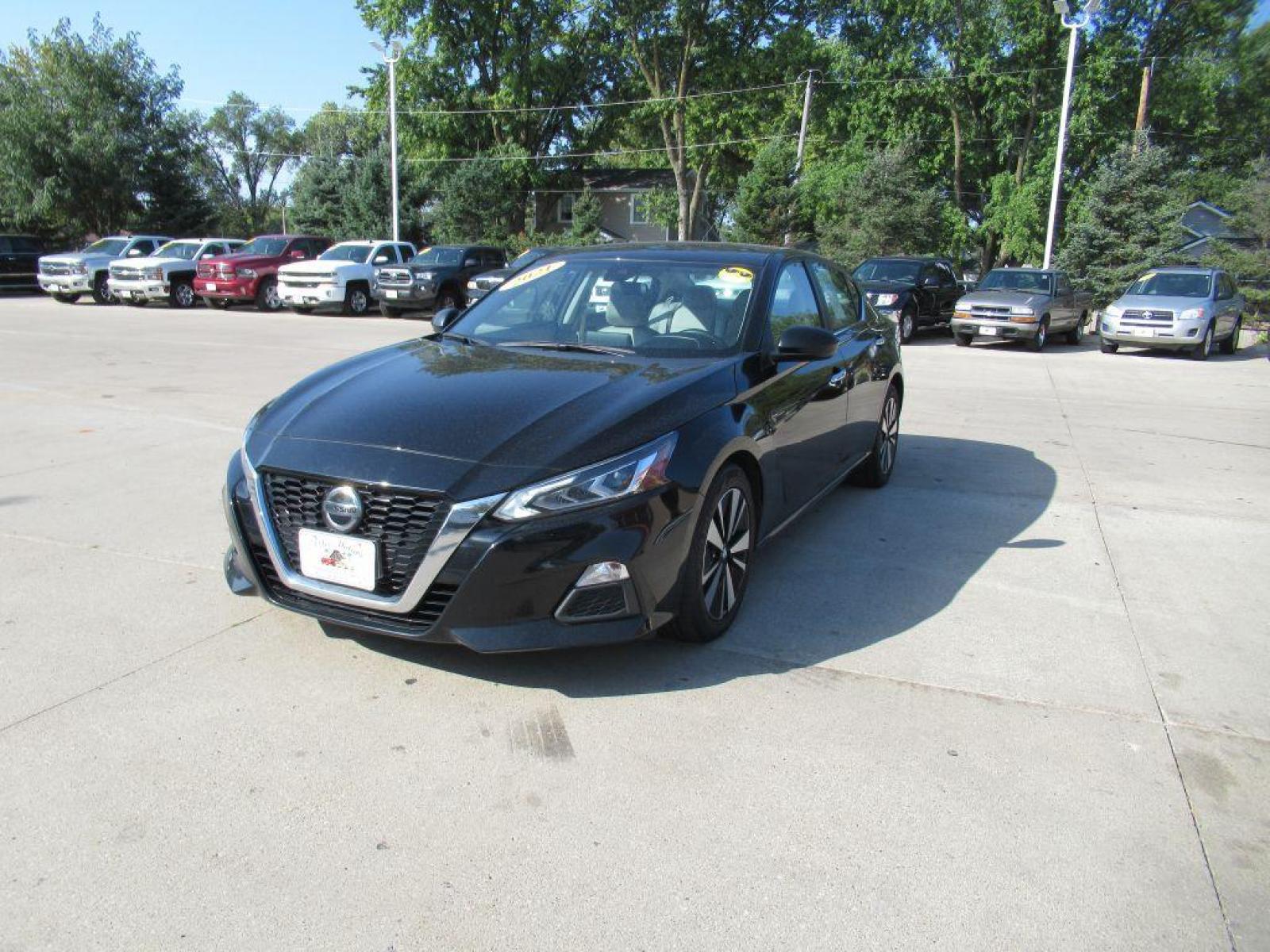 2021 BLACK NISSAN ALTIMA SV (1N4BL4DV9MN) with an 2.5L engine, Continuously Variable transmission, located at 908 SE 14th Street, Des Moines, IA, 50317, (515) 281-0330, 41.580303, -93.597046 - Photo #0