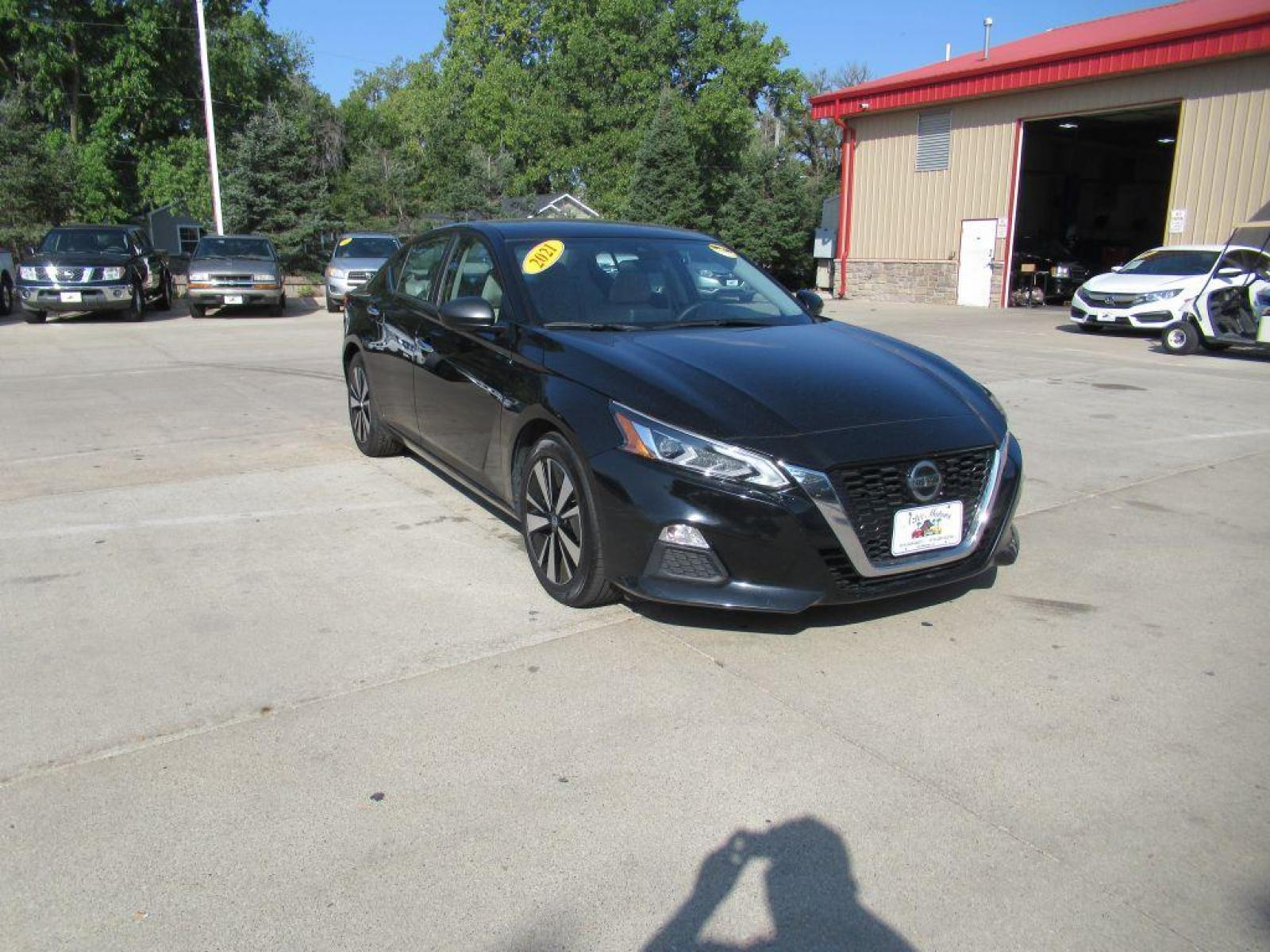 2021 BLACK NISSAN ALTIMA SV (1N4BL4DV9MN) with an 2.5L engine, Continuously Variable transmission, located at 908 SE 14th Street, Des Moines, IA, 50317, (515) 281-0330, 41.580303, -93.597046 - Photo #2