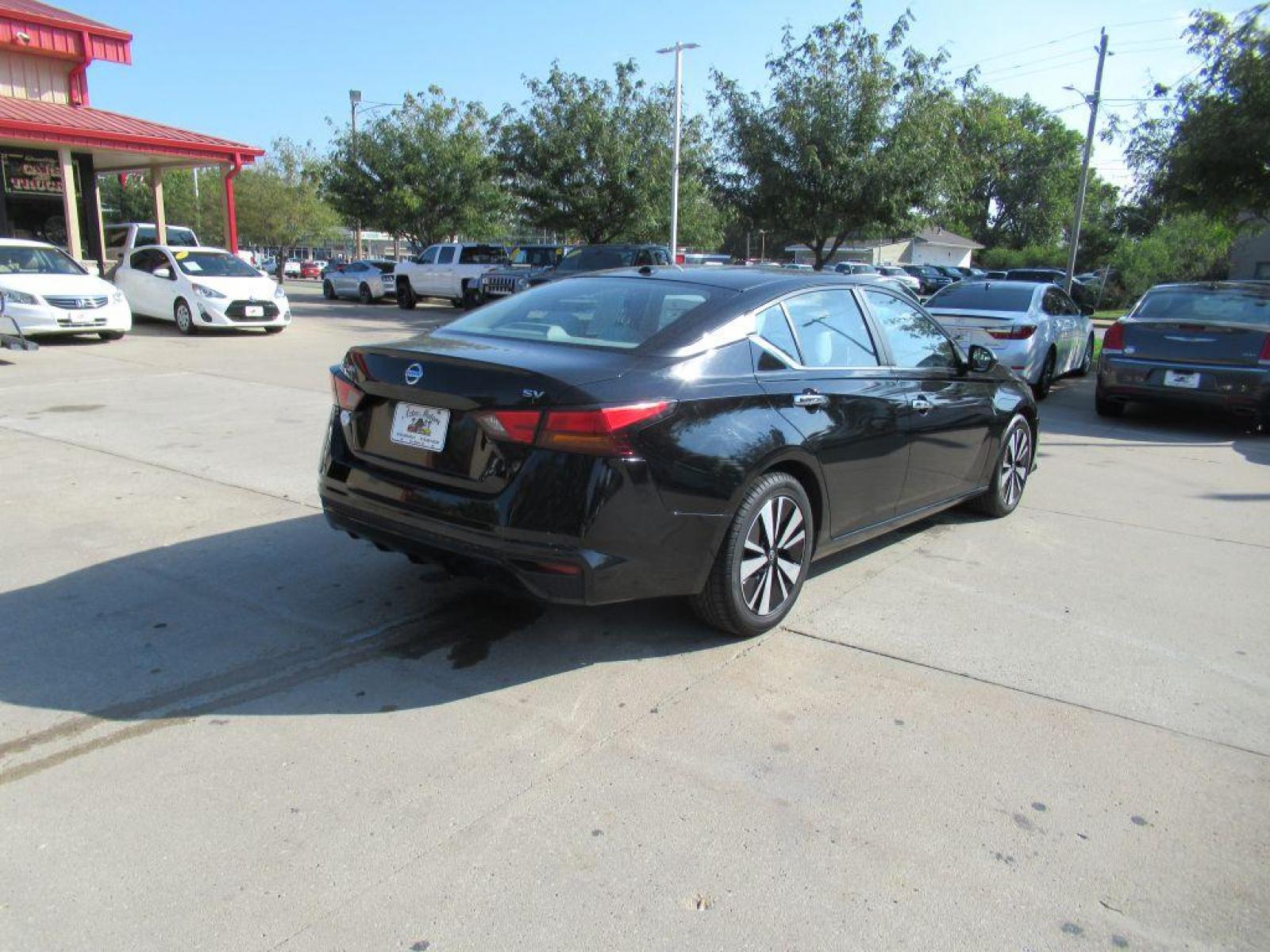 2021 BLACK NISSAN ALTIMA SV (1N4BL4DV9MN) with an 2.5L engine, Continuously Variable transmission, located at 908 SE 14th Street, Des Moines, IA, 50317, (515) 281-0330, 41.580303, -93.597046 - Photo #4