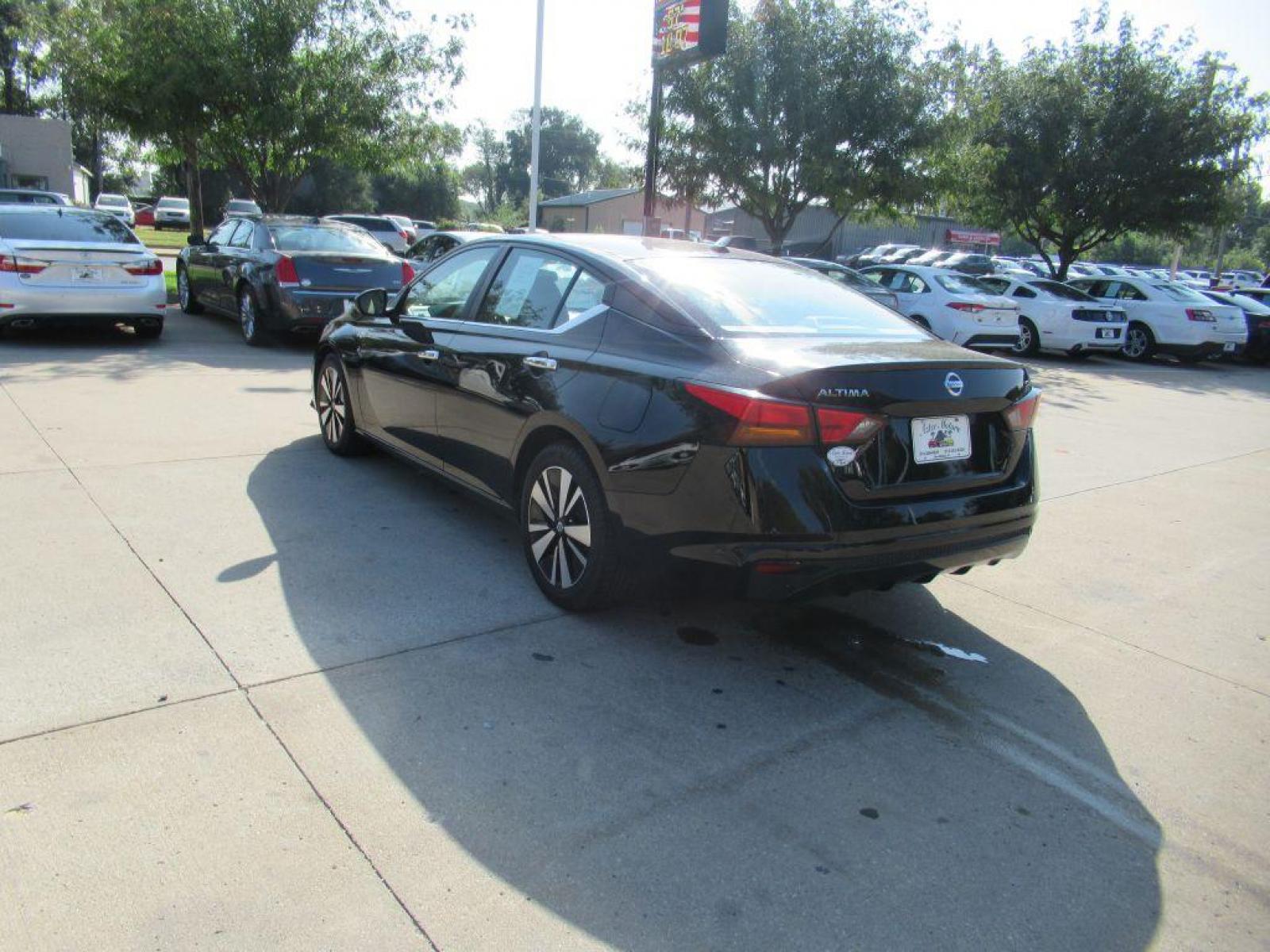 2021 BLACK NISSAN ALTIMA SV (1N4BL4DV9MN) with an 2.5L engine, Continuously Variable transmission, located at 908 SE 14th Street, Des Moines, IA, 50317, (515) 281-0330, 41.580303, -93.597046 - Photo #6