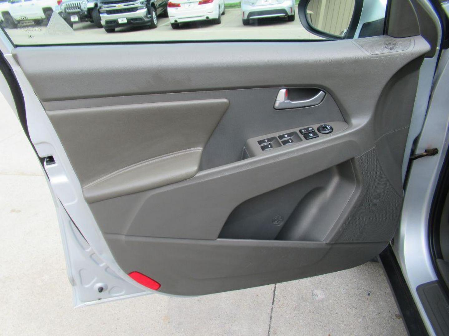 2011 SILVER KIA SPORTAGE EX (KNDPCCA22B7) with an 2.4L engine, Automatic transmission, located at 908 SE 14th Street, Des Moines, IA, 50317, (515) 281-0330, 41.580303, -93.597046 - Photo#9