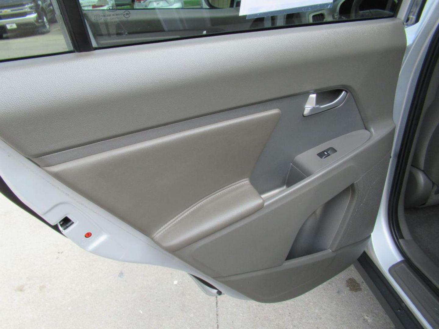 2011 SILVER KIA SPORTAGE EX (KNDPCCA22B7) with an 2.4L engine, Automatic transmission, located at 908 SE 14th Street, Des Moines, IA, 50317, (515) 281-0330, 41.580303, -93.597046 - Photo#10