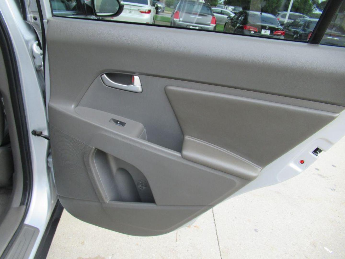 2011 SILVER KIA SPORTAGE EX (KNDPCCA22B7) with an 2.4L engine, Automatic transmission, located at 908 SE 14th Street, Des Moines, IA, 50317, (515) 281-0330, 41.580303, -93.597046 - Photo#11